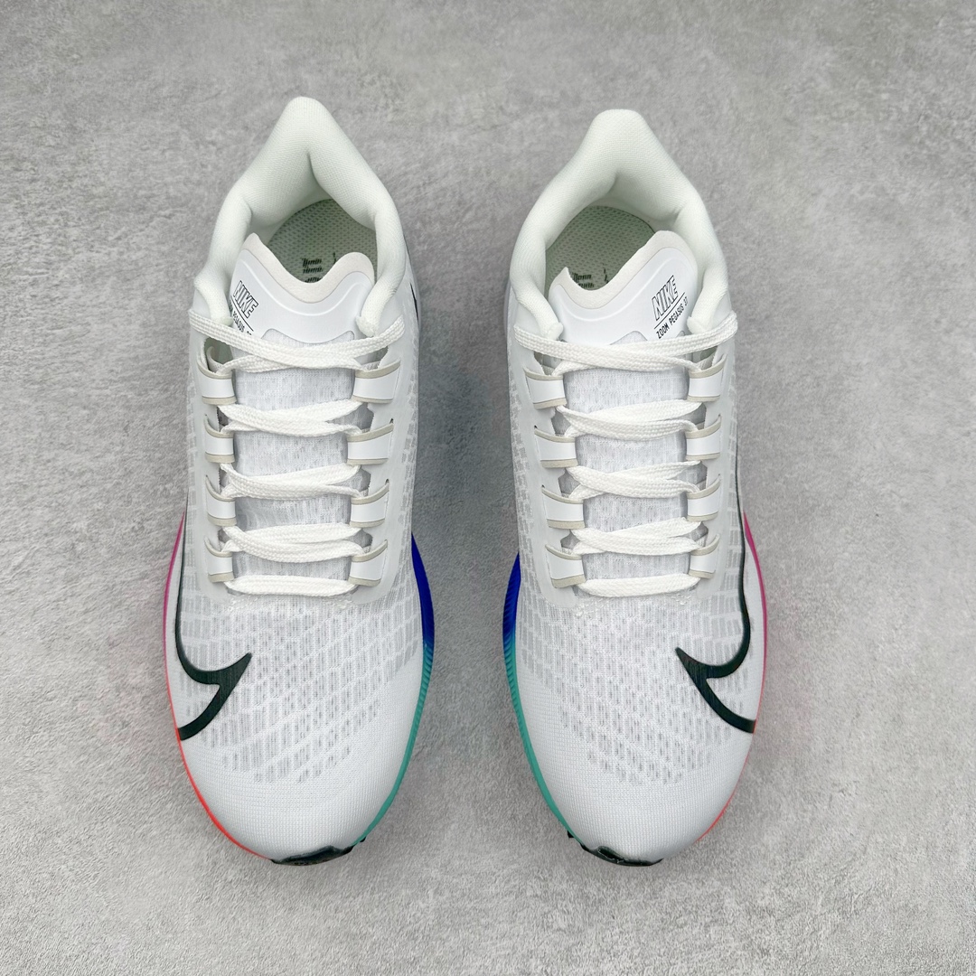 图片[2]-＃国庆福利 NK Zoom Pegasus 飞马马拉松系列网面透气缓震疾速跑鞋 九针眼网纱透气缓震疾速跑鞋 焕新升级 助力攻克湿滑的跑步征程 外底设计结合凹槽 铸就非凡抓地力 粘性橡胶助力提供非凡抓地力 合成材质与织物包覆双足 营造如袜子般透气舒适的穿着体验 传统鞋带系统易于调节 塑就个性化贴合体验 尺码：36 36.5 37.5 38 38.5 39 40 40.5 41 42 42.5 43 44 44.5 45-选品中心