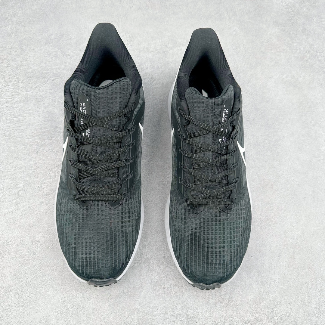 图片[2]-＃国庆福利 NK Zoom Pegasus 飞马马拉松系列网面透气缓震疾速跑鞋 九针眼网纱透气缓震疾速跑鞋 焕新升级 助力攻克湿滑的跑步征程 外底设计结合凹槽 铸就非凡抓地力 粘性橡胶助力提供非凡抓地力 合成材质与织物包覆双足 营造如袜子般透气舒适的穿着体验 传统鞋带系统易于调节 塑就个性化贴合体验 尺码：36 36.5 37.5 38 38.5 39 40 40.5 41 42 42.5 43 44 44.5 45-选品中心