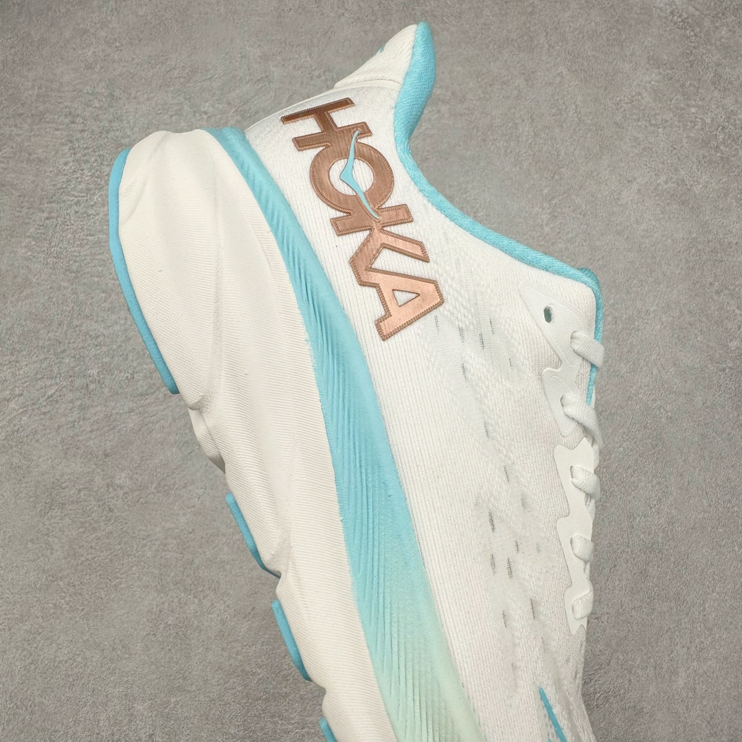 图片[6]-HOKA ONE ONE Clifton 克里夫顿9代专业性能减震公路跑步鞋 轻盈透气的针织网面和纱线的使用让鞋面更挺拔 增强鞋面的强度和支撑性能 搭配柔软的鞋舌 让双脚在舒适包裹中跑的更加畅快 全新泡棉中底 柔软的同时增强回弹性能 为不同跑者提供更平稳流畅的脚感 带来全面的缓冲保护 根据人体工程学设计的延长拉襟 后跟处弹软的海绵填充舒适固定 避免掉跟和摩擦 相比上一代光滑的内衬 Clifton 9的内衬增强了摩擦力 避免双脚在鞋内滑动 尺码：36 36.5 37.5 38 38.5 39 40 40.5 41 42 42.5 43 44 44.5 45-选品中心