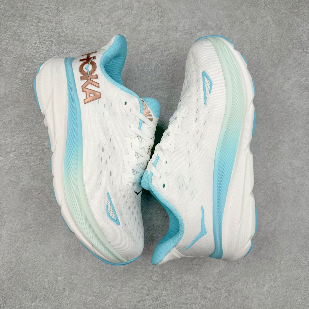 图片[3]-HOKA ONE ONE Clifton 克里夫顿9代专业性能减震公路跑步鞋 轻盈透气的针织网面和纱线的使用让鞋面更挺拔 增强鞋面的强度和支撑性能 搭配柔软的鞋舌 让双脚在舒适包裹中跑的更加畅快 全新泡棉中底 柔软的同时增强回弹性能 为不同跑者提供更平稳流畅的脚感 带来全面的缓冲保护 根据人体工程学设计的延长拉襟 后跟处弹软的海绵填充舒适固定 避免掉跟和摩擦 相比上一代光滑的内衬 Clifton 9的内衬增强了摩擦力 避免双脚在鞋内滑动 尺码：36 36.5 37.5 38 38.5 39 40 40.5 41 42 42.5 43 44 44.5 45-选品中心