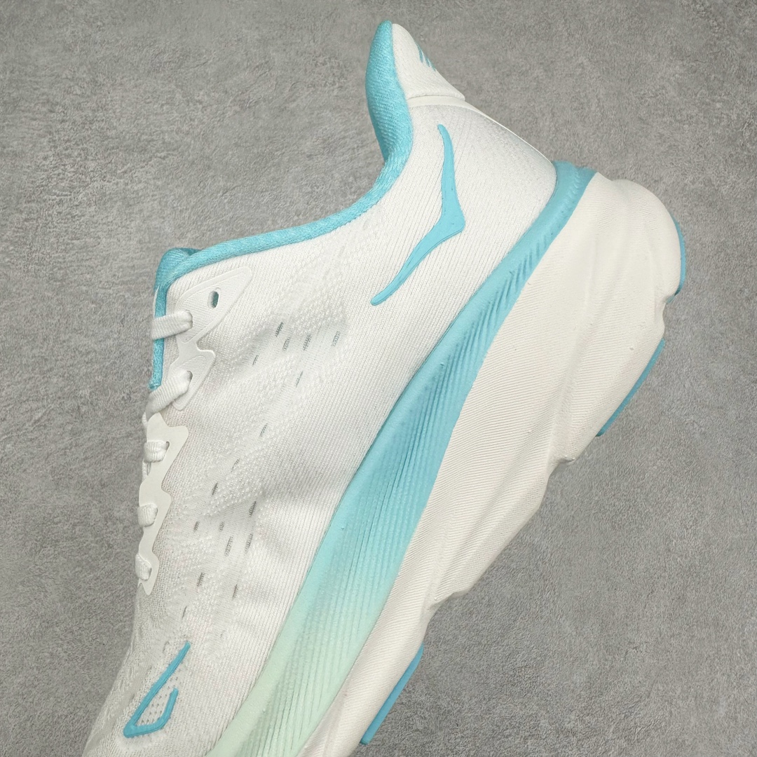 图片[7]-HOKA ONE ONE Clifton 克里夫顿9代专业性能减震公路跑步鞋 轻盈透气的针织网面和纱线的使用让鞋面更挺拔 增强鞋面的强度和支撑性能 搭配柔软的鞋舌 让双脚在舒适包裹中跑的更加畅快 全新泡棉中底 柔软的同时增强回弹性能 为不同跑者提供更平稳流畅的脚感 带来全面的缓冲保护 根据人体工程学设计的延长拉襟 后跟处弹软的海绵填充舒适固定 避免掉跟和摩擦 相比上一代光滑的内衬 Clifton 9的内衬增强了摩擦力 避免双脚在鞋内滑动 尺码：36 36.5 37.5 38 38.5 39 40 40.5 41 42 42.5 43 44 44.5 45-选品中心