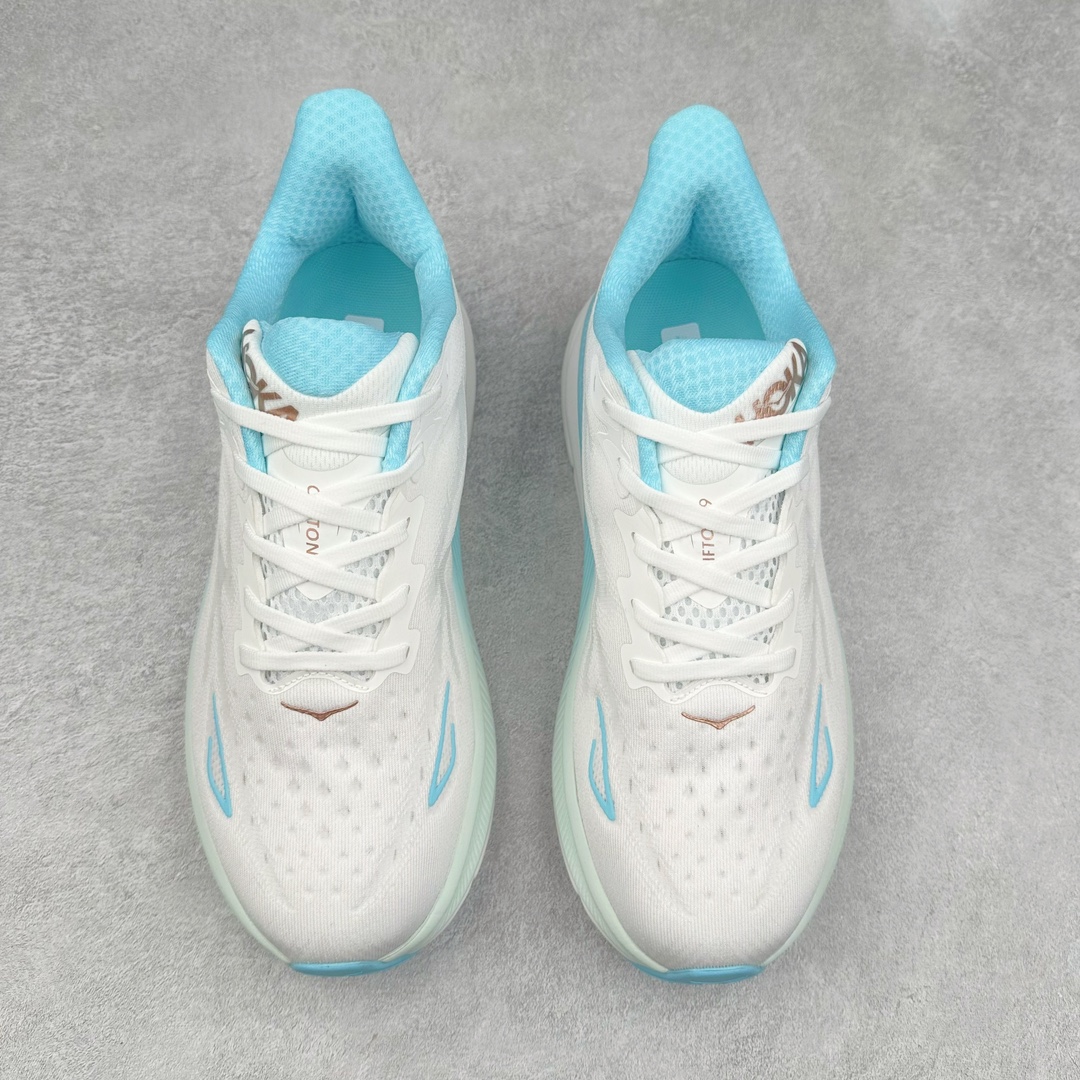 图片[2]-HOKA ONE ONE Clifton 克里夫顿9代专业性能减震公路跑步鞋 轻盈透气的针织网面和纱线的使用让鞋面更挺拔 增强鞋面的强度和支撑性能 搭配柔软的鞋舌 让双脚在舒适包裹中跑的更加畅快 全新泡棉中底 柔软的同时增强回弹性能 为不同跑者提供更平稳流畅的脚感 带来全面的缓冲保护 根据人体工程学设计的延长拉襟 后跟处弹软的海绵填充舒适固定 避免掉跟和摩擦 相比上一代光滑的内衬 Clifton 9的内衬增强了摩擦力 避免双脚在鞋内滑动 尺码：36 36.5 37.5 38 38.5 39 40 40.5 41 42 42.5 43 44 44.5 45-选品中心