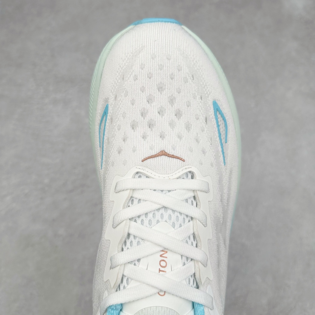 图片[4]-HOKA ONE ONE Clifton 克里夫顿9代专业性能减震公路跑步鞋 轻盈透气的针织网面和纱线的使用让鞋面更挺拔 增强鞋面的强度和支撑性能 搭配柔软的鞋舌 让双脚在舒适包裹中跑的更加畅快 全新泡棉中底 柔软的同时增强回弹性能 为不同跑者提供更平稳流畅的脚感 带来全面的缓冲保护 根据人体工程学设计的延长拉襟 后跟处弹软的海绵填充舒适固定 避免掉跟和摩擦 相比上一代光滑的内衬 Clifton 9的内衬增强了摩擦力 避免双脚在鞋内滑动 尺码：36 36.5 37.5 38 38.5 39 40 40.5 41 42 42.5 43 44 44.5 45-选品中心