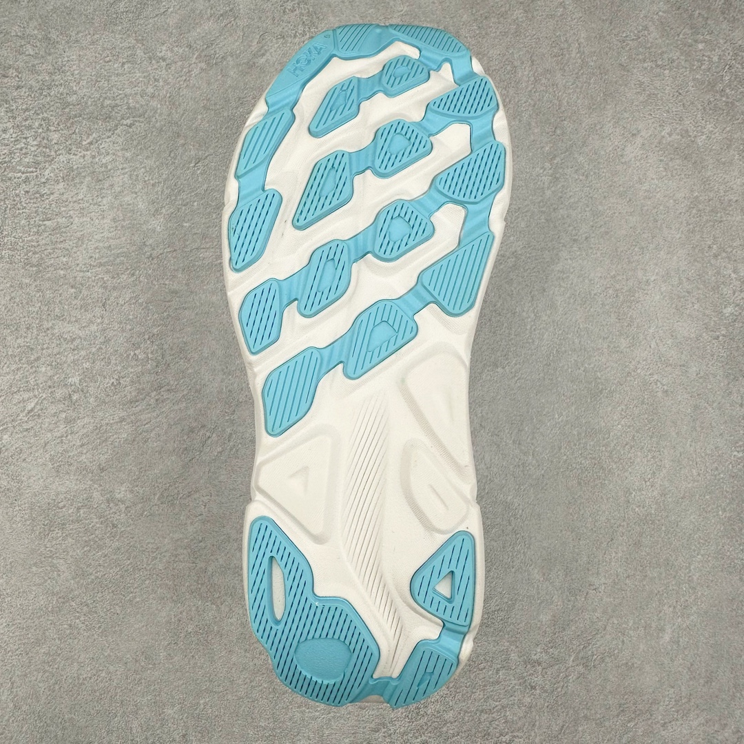 图片[9]-HOKA ONE ONE Clifton 克里夫顿9代专业性能减震公路跑步鞋 轻盈透气的针织网面和纱线的使用让鞋面更挺拔 增强鞋面的强度和支撑性能 搭配柔软的鞋舌 让双脚在舒适包裹中跑的更加畅快 全新泡棉中底 柔软的同时增强回弹性能 为不同跑者提供更平稳流畅的脚感 带来全面的缓冲保护 根据人体工程学设计的延长拉襟 后跟处弹软的海绵填充舒适固定 避免掉跟和摩擦 相比上一代光滑的内衬 Clifton 9的内衬增强了摩擦力 避免双脚在鞋内滑动 尺码：36 36.5 37.5 38 38.5 39 40 40.5 41 42 42.5 43 44 44.5 45-选品中心