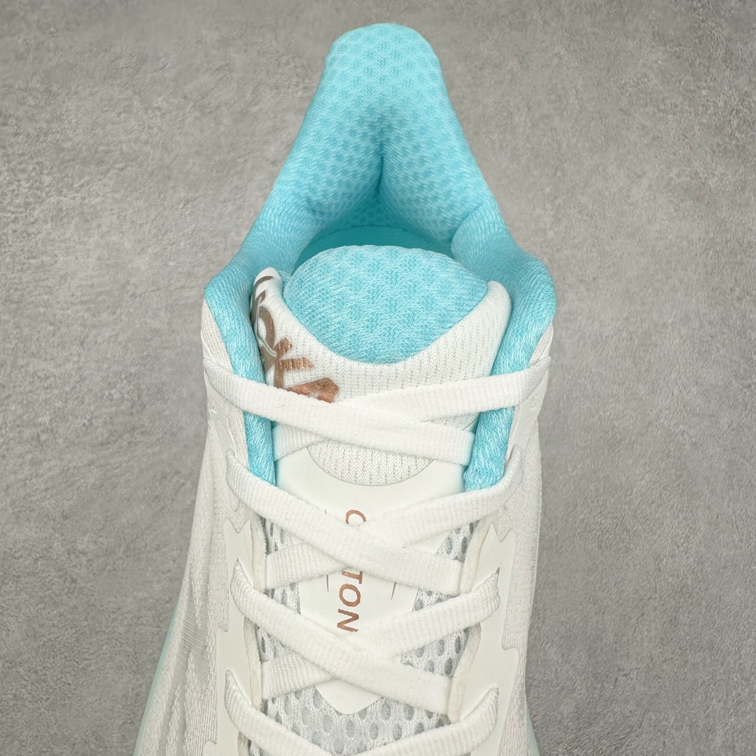 图片[5]-HOKA ONE ONE Clifton 克里夫顿9代专业性能减震公路跑步鞋 轻盈透气的针织网面和纱线的使用让鞋面更挺拔 增强鞋面的强度和支撑性能 搭配柔软的鞋舌 让双脚在舒适包裹中跑的更加畅快 全新泡棉中底 柔软的同时增强回弹性能 为不同跑者提供更平稳流畅的脚感 带来全面的缓冲保护 根据人体工程学设计的延长拉襟 后跟处弹软的海绵填充舒适固定 避免掉跟和摩擦 相比上一代光滑的内衬 Clifton 9的内衬增强了摩擦力 避免双脚在鞋内滑动 尺码：36 36.5 37.5 38 38.5 39 40 40.5 41 42 42.5 43 44 44.5 45-选品中心