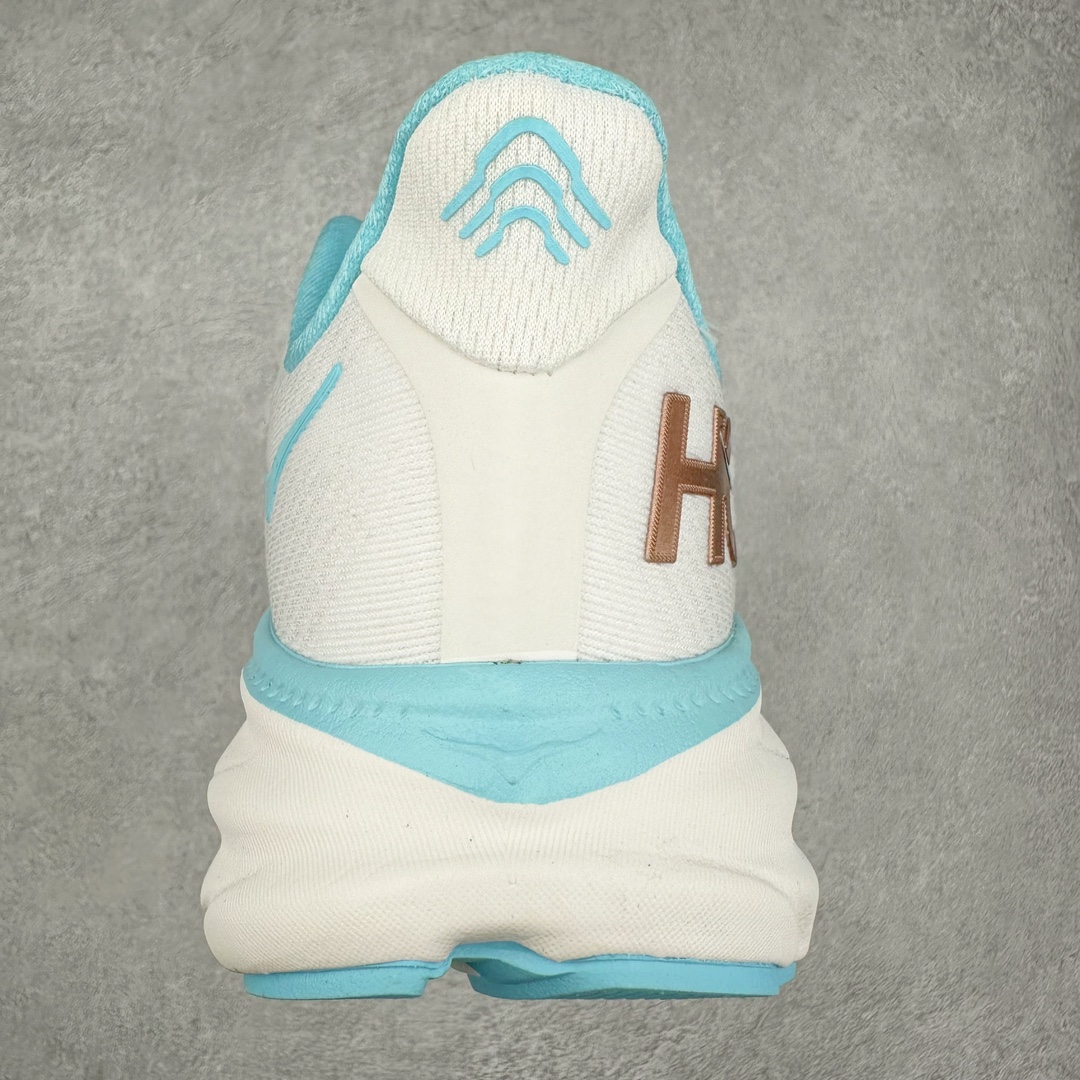 图片[8]-HOKA ONE ONE Clifton 克里夫顿9代专业性能减震公路跑步鞋 轻盈透气的针织网面和纱线的使用让鞋面更挺拔 增强鞋面的强度和支撑性能 搭配柔软的鞋舌 让双脚在舒适包裹中跑的更加畅快 全新泡棉中底 柔软的同时增强回弹性能 为不同跑者提供更平稳流畅的脚感 带来全面的缓冲保护 根据人体工程学设计的延长拉襟 后跟处弹软的海绵填充舒适固定 避免掉跟和摩擦 相比上一代光滑的内衬 Clifton 9的内衬增强了摩擦力 避免双脚在鞋内滑动 尺码：36 36.5 37.5 38 38.5 39 40 40.5 41 42 42.5 43 44 44.5 45-选品中心