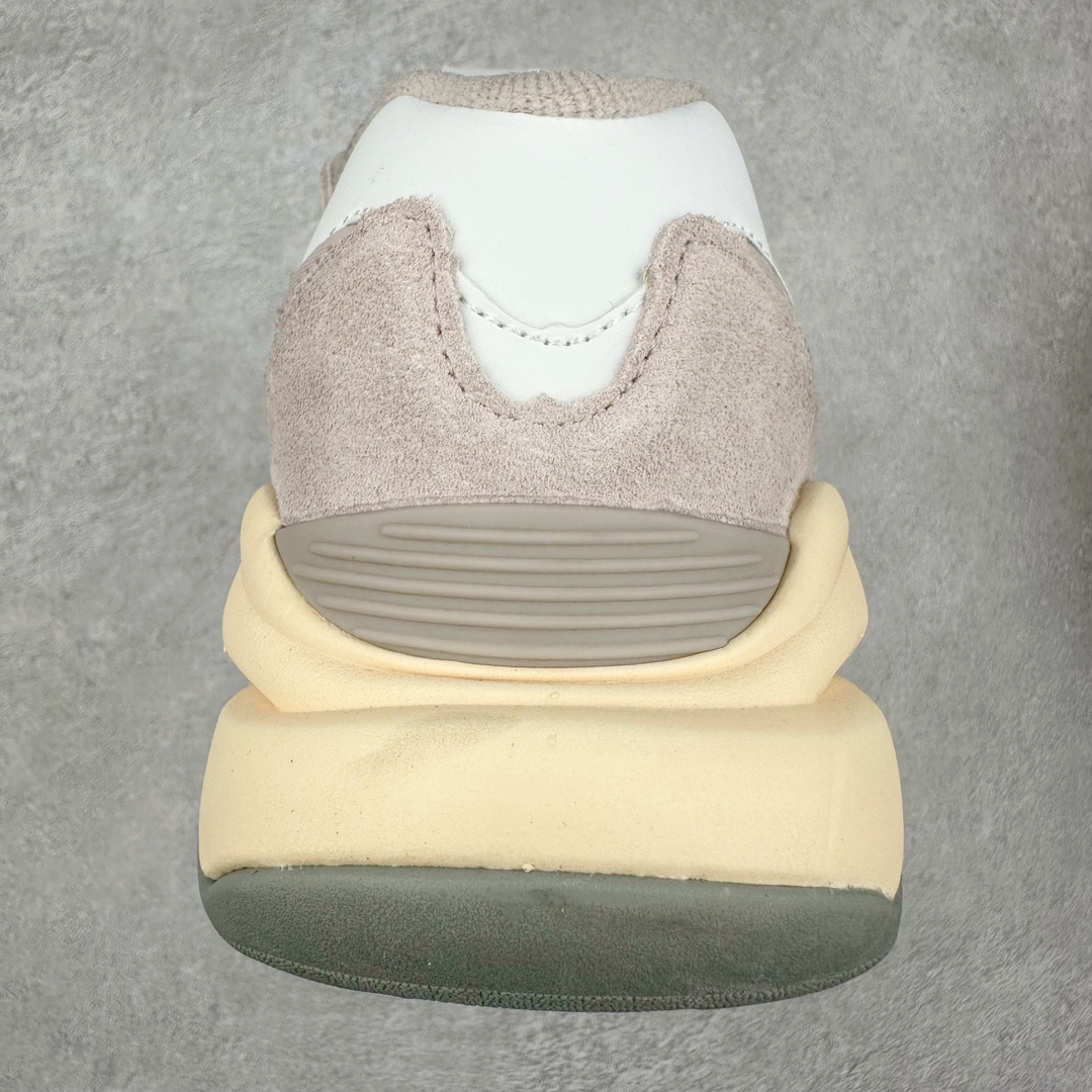 图片[8]-＃小红书爆款‼️New Balance/新百伦 NB5740系列 复古休闲运动跑鞋 特别以1988年首度面世的经典574作为设计蓝本 保留574简约易衬的80s鞋型轮廓 同时再加以向90年代特立独行的抢眼美学致敬 凭借多种严选的优质素材重塑出让人耳目一新又充满层次感的革新中低结构 另一方面 为呼应90年代的巨大化潮流 鞋侧也点题采用了相应的巨大化N字Logo 并且加上反光细节点缀 再结合同样启发自574并经过改良的抓地鞋底 可谓集结两大年代的注目设计元素 尺码：36 36.5 37 37.5 38 38.5 39 40 40.5 41 42 42.5 43 44 45-选品中心