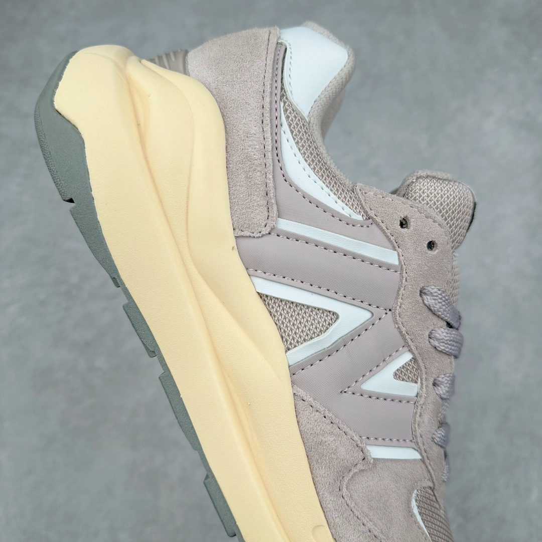 图片[6]-＃小红书爆款‼️New Balance/新百伦 NB5740系列 复古休闲运动跑鞋 特别以1988年首度面世的经典574作为设计蓝本 保留574简约易衬的80s鞋型轮廓 同时再加以向90年代特立独行的抢眼美学致敬 凭借多种严选的优质素材重塑出让人耳目一新又充满层次感的革新中低结构 另一方面 为呼应90年代的巨大化潮流 鞋侧也点题采用了相应的巨大化N字Logo 并且加上反光细节点缀 再结合同样启发自574并经过改良的抓地鞋底 可谓集结两大年代的注目设计元素 尺码：36 36.5 37 37.5 38 38.5 39 40 40.5 41 42 42.5 43 44 45-选品中心