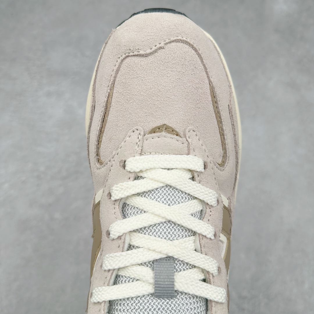 图片[4]-＃小红书爆款‼️New Balance/新百伦 NB5740系列 复古休闲运动跑鞋 特别以1988年首度面世的经典574作为设计蓝本 保留574简约易衬的80s鞋型轮廓 同时再加以向90年代特立独行的抢眼美学致敬 凭借多种严选的优质素材重塑出让人耳目一新又充满层次感的革新中低结构 另一方面 为呼应90年代的巨大化潮流 鞋侧也点题采用了相应的巨大化N字Logo 并且加上反光细节点缀 再结合同样启发自574并经过改良的抓地鞋底 可谓集结两大年代的注目设计元素 尺码：36 36.5 37 37.5 38 38.5 39 40 40.5 41 42 42.5 43 44 45-选品中心