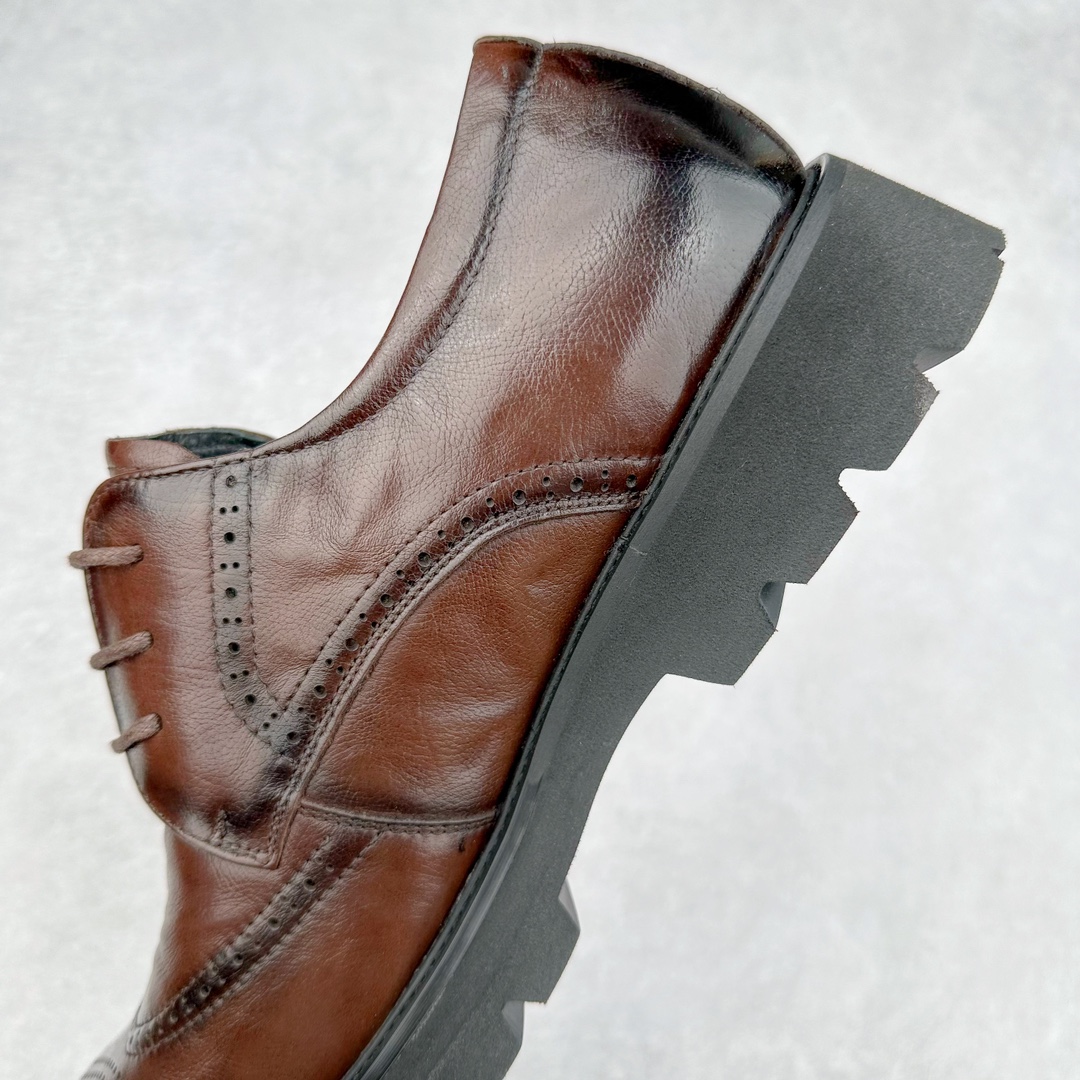 图片[7]-ECCO爱步圆头雕花皮鞋 真皮布洛克皮鞋商务鞋男款 德比鞋 都市伦敦系列 甄选优质皮革搭配柔软的纺织衬里，以缜密缝线细诉精湛工艺，集舒适与格调于一体 牛皮鞋面 触感如肤 圆头的鞋款设计令鞋头区域更加宽敞舒适，宽楦鞋型适应多种脚型，久穿不累 圆头宽楦 不易挤脚 直接注塑PU鞋底，更加符合人体工学 轻盈柔软，舒适耐穿 时尚通勤 型走职场尺码：38 39 40 41 42 43 44（皮鞋码）-选品中心