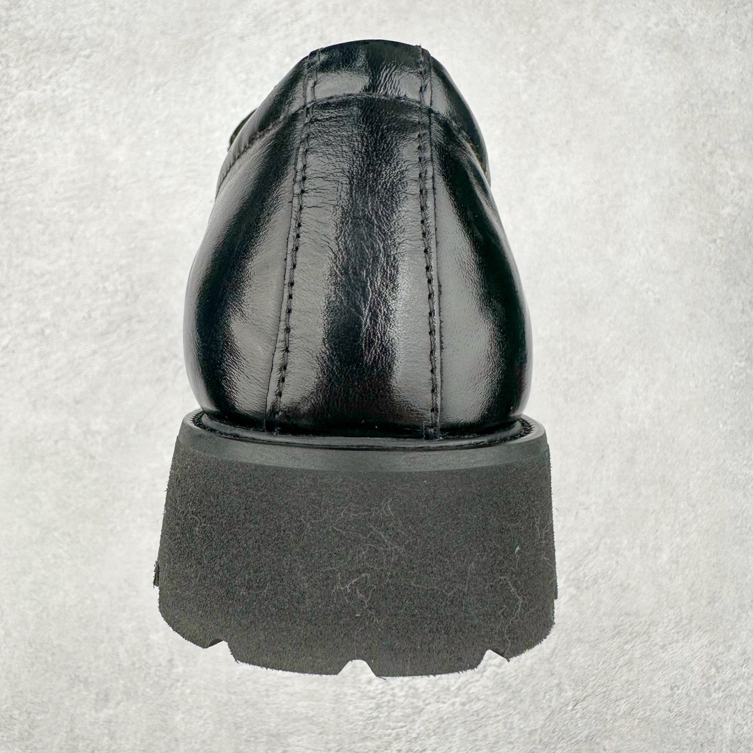 图片[8]-ECCO爱步圆头雕花皮鞋 真皮布洛克皮鞋商务鞋男款 德比鞋 都市伦敦系列 甄选优质皮革搭配柔软的纺织衬里，以缜密缝线细诉精湛工艺，集舒适与格调于一体 牛皮鞋面 触感如肤 圆头的鞋款设计令鞋头区域更加宽敞舒适，宽楦鞋型适应多种脚型，久穿不累 圆头宽楦 不易挤脚 直接注塑PU鞋底，更加符合人体工学 轻盈柔软，舒适耐穿 时尚通勤 型走职场尺码：38 39 40 41 42 43 44（皮鞋码）-选品中心