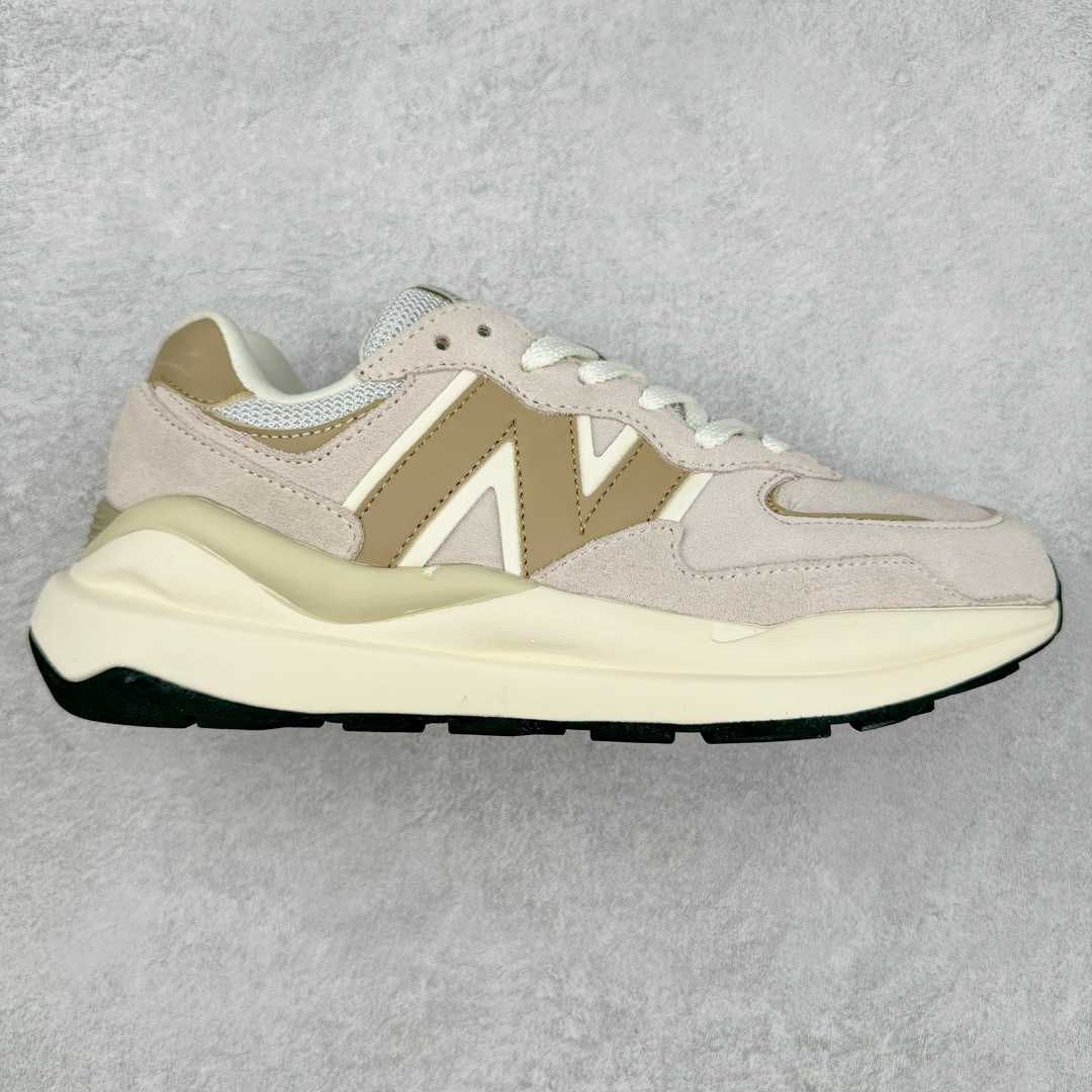 ＃小红书爆款‼️New Balance/新百伦 NB5740系列 复古休闲运动跑鞋 特别以1988年首度面世的经典574作为设计蓝本 保留574简约易衬的80s鞋型轮廓 同时再加以向90年代特立独行的抢眼美学致敬 凭借多种严选的优质素材重塑出让人耳目一新又充满层次感的革新中低结构 另一方面 为呼应90年代的巨大化潮流 鞋侧也点题采用了相应的巨大化N字Logo 并且加上反光细节点缀 再结合同样启发自574并经过改良的抓地鞋底 可谓集结两大年代的注目设计元素 尺码：36 36.5 37 37.5 38 38.5 39 40 40.5 41 42 42.5 43 44 45-选品中心