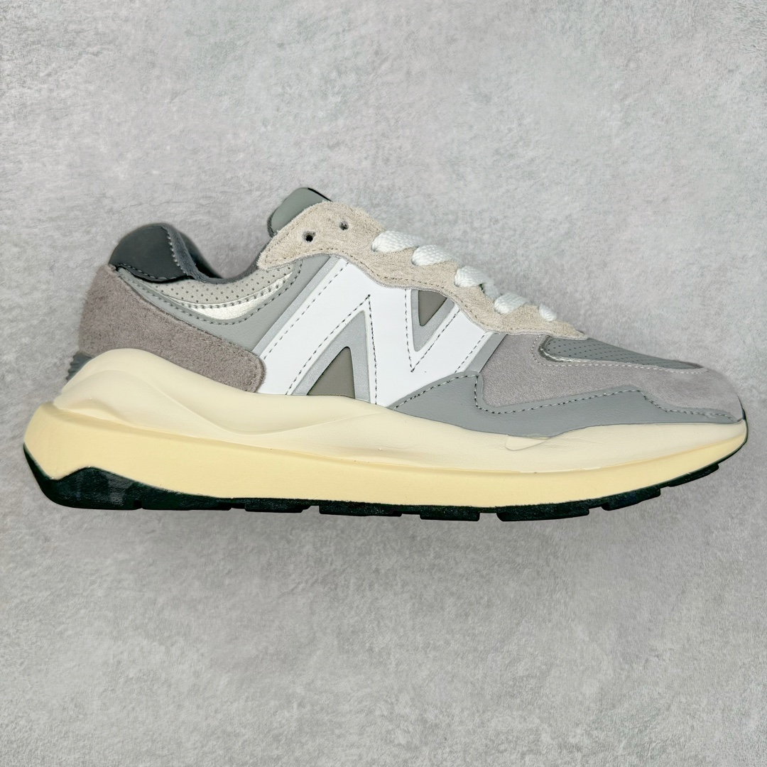 ＃小红书爆款‼️New Balance/新百伦 NB5740系列 复古休闲运动跑鞋 特别以1988年首度面世的经典574作为设计蓝本 保留574简约易衬的80s鞋型轮廓 同时再加以向90年代特立独行的抢眼美学致敬 凭借多种严选的优质素材重塑出让人耳目一新又充满层次感的革新中低结构 另一方面 为呼应90年代的巨大化潮流 鞋侧也点题采用了相应的巨大化N字Logo 并且加上反光细节点缀 再结合同样启发自574并经过改良的抓地鞋底 可谓集结两大年代的注目设计元素 尺码：36 36.5 37 37.5 38 38.5 39 40 40.5 41 42 42.5 43 44 45-选品中心