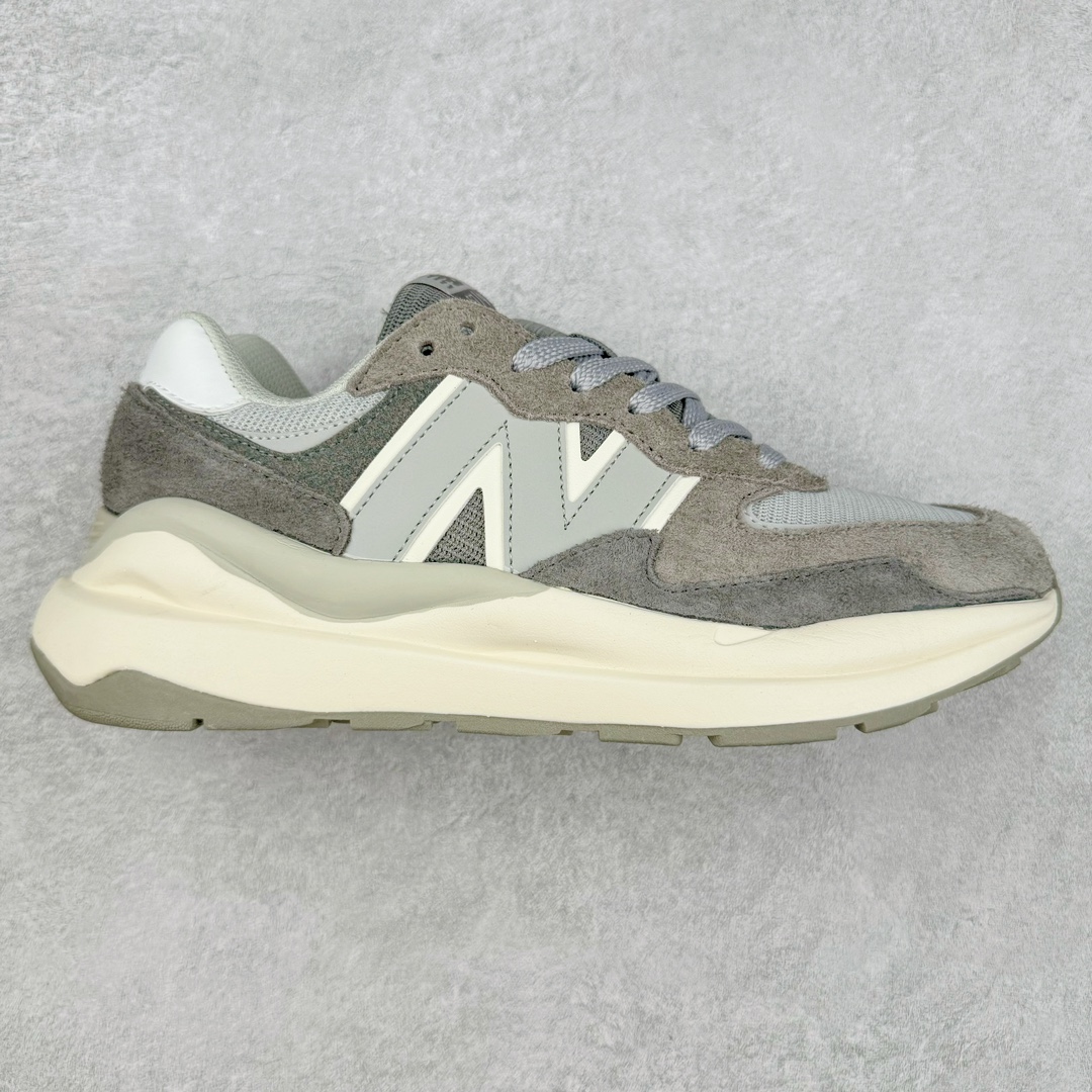 ＃小红书爆款‼️New Balance/新百伦 NB5740系列 复古休闲运动跑鞋 特别以1988年首度面世的经典574作为设计蓝本 保留574简约易衬的80s鞋型轮廓 同时再加以向90年代特立独行的抢眼美学致敬 凭借多种严选的优质素材重塑出让人耳目一新又充满层次感的革新中低结构 另一方面 为呼应90年代的巨大化潮流 鞋侧也点题采用了相应的巨大化N字Logo 并且加上反光细节点缀 再结合同样启发自574并经过改良的抓地鞋底 可谓集结两大年代的注目设计元素 尺码：36 36.5 37 37.5 38 38.5 39 40 40.5 41 42 42.5 43 44 45-选品中心