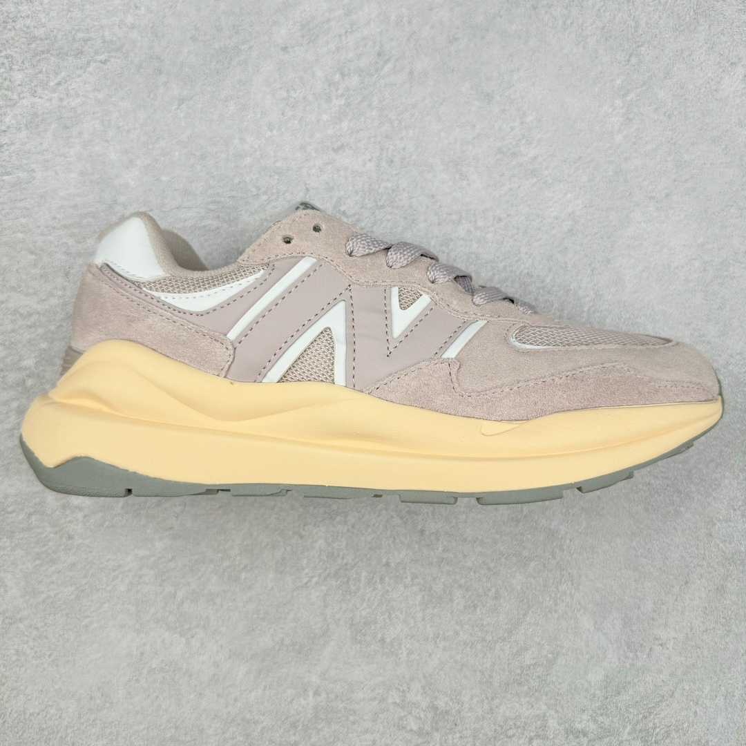 ＃小红书爆款‼️New Balance/新百伦 NB5740系列 复古休闲运动跑鞋 特别以1988年首度面世的经典574作为设计蓝本 保留574简约易衬的80s鞋型轮廓 同时再加以向90年代特立独行的抢眼美学致敬 凭借多种严选的优质素材重塑出让人耳目一新又充满层次感的革新中低结构 另一方面 为呼应90年代的巨大化潮流 鞋侧也点题采用了相应的巨大化N字Logo 并且加上反光细节点缀 再结合同样启发自574并经过改良的抓地鞋底 可谓集结两大年代的注目设计元素 尺码：36 36.5 37 37.5 38 38.5 39 40 40.5 41 42 42.5 43 44 45-选品中心