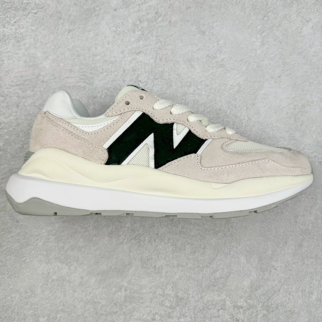 ＃小红书爆款‼️New Balance/新百伦 NB5740系列 复古休闲运动跑鞋 特别以1988年首度面世的经典574作为设计蓝本 保留574简约易衬的80s鞋型轮廓 同时再加以向90年代特立独行的抢眼美学致敬 凭借多种严选的优质素材重塑出让人耳目一新又充满层次感的革新中低结构 另一方面 为呼应90年代的巨大化潮流 鞋侧也点题采用了相应的巨大化N字Logo 并且加上反光细节点缀 再结合同样启发自574并经过改良的抓地鞋底 可谓集结两大年代的注目设计元素 尺码：36 36.5 37 37.5 38 38.5 39 40 40.5 41 42 42.5 43 44 45-选品中心