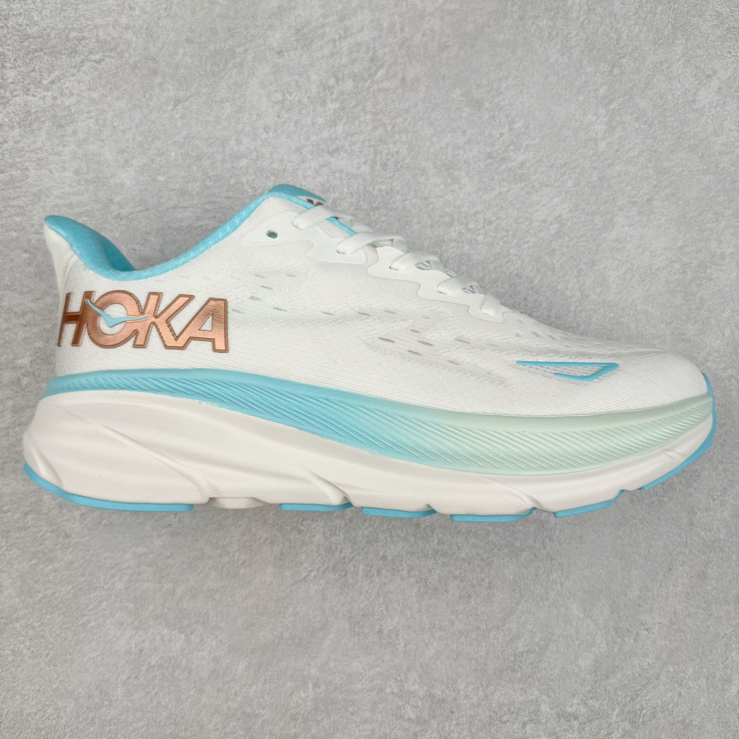 HOKA ONE ONE Clifton 克里夫顿9代专业性能减震公路跑步鞋 轻盈透气的针织网面和纱线的使用让鞋面更挺拔 增强鞋面的强度和支撑性能 搭配柔软的鞋舌 让双脚在舒适包裹中跑的更加畅快 全新泡棉中底 柔软的同时增强回弹性能 为不同跑者提供更平稳流畅的脚感 带来全面的缓冲保护 根据人体工程学设计的延长拉襟 后跟处弹软的海绵填充舒适固定 避免掉跟和摩擦 相比上一代光滑的内衬 Clifton 9的内衬增强了摩擦力 避免双脚在鞋内滑动 尺码：36 36.5 37.5 38 38.5 39 40 40.5 41 42 42.5 43 44 44.5 45-选品中心