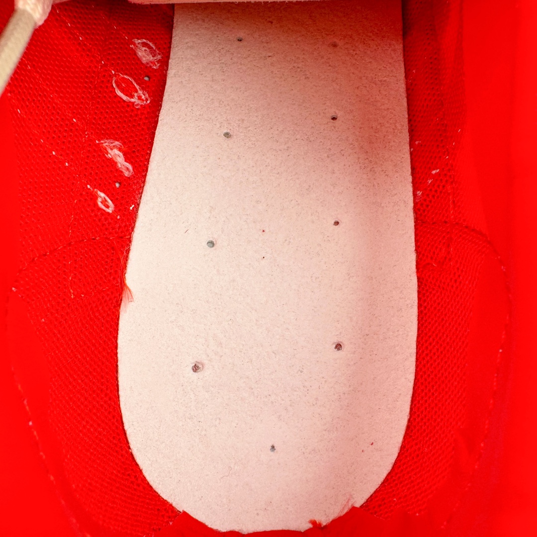 图片[10]-＃CS AD Wmns SL72 OG 系列德训足球风百搭低帮休闲运动板鞋 IE3475 采用高弹EVA+MODEL+RB三层组合底 区别市面RB一体大底 三层组合鞋底重量与原鞋一致 Originals 将有「T 头鞋」造型的诞生于 1972 年的 SL72 鞋款复刻带回 各位买鞋又有新选择了 1972 年 SL72 问世后 引领了后来阿迪达斯的跑鞋发展方向 其中「SL」代表了 Super Light 彰显了产品轻便的特性 1972 年 SL72 问世后 引领了后来阿迪达斯的跑鞋发展方向 其中「SL」代表了 Super Light 彰显了产品轻便的特性 这次 Originals 延续其轻质经典的基因 带来男女两款 SL72 男生款带来 SL72 RS 鞋型 RS 意为 Reshaped（重塑）鞋款在保留了经典的外观基础上 在尼龙材质里增加了填充物 使鞋型更加挺立和饱满 鞋头则更加圆润 鞋底的 EVA 材质则增加了鞋款的高度 女生款则带来 SL72 OG W 鞋型 OG 顾名思义则是致敬经典款式 相较于 RS（Reshaped）鞋款 鞋身更加纤细 其整体鞋身轮廓、线条、细节、材质上尊崇 70 年代 SL72 的设计 还原经典味道 尺码：36 36⅔ 37⅓ 38 38⅔ 39⅓ 40 40⅔ 41⅓ 42 42⅔ 43⅓ 44 44⅔ 45-选品中心