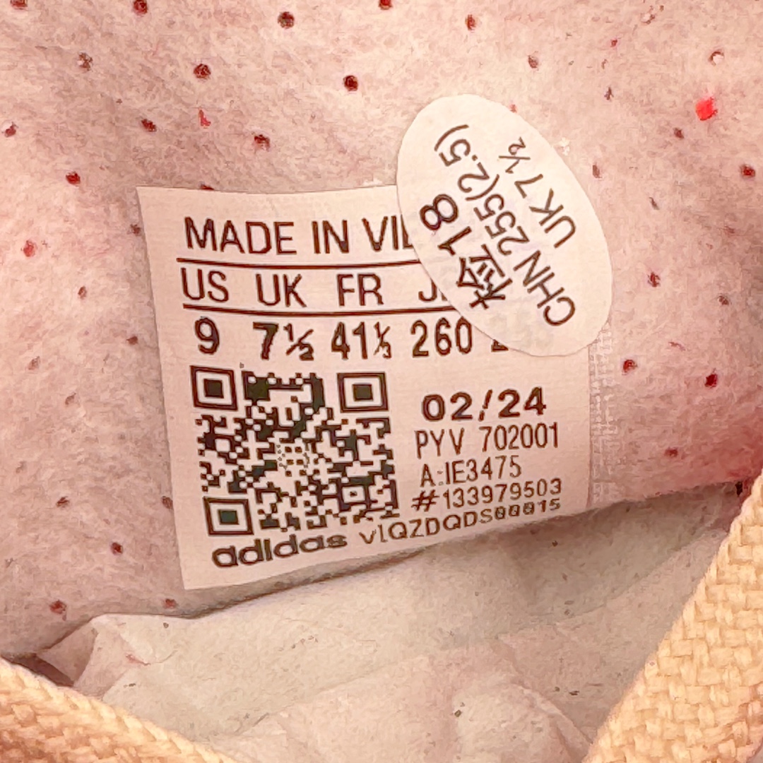 图片[12]-＃CS AD Wmns SL72 OG 系列德训足球风百搭低帮休闲运动板鞋 IE3475 采用高弹EVA+MODEL+RB三层组合底 区别市面RB一体大底 三层组合鞋底重量与原鞋一致 Originals 将有「T 头鞋」造型的诞生于 1972 年的 SL72 鞋款复刻带回 各位买鞋又有新选择了 1972 年 SL72 问世后 引领了后来阿迪达斯的跑鞋发展方向 其中「SL」代表了 Super Light 彰显了产品轻便的特性 1972 年 SL72 问世后 引领了后来阿迪达斯的跑鞋发展方向 其中「SL」代表了 Super Light 彰显了产品轻便的特性 这次 Originals 延续其轻质经典的基因 带来男女两款 SL72 男生款带来 SL72 RS 鞋型 RS 意为 Reshaped（重塑）鞋款在保留了经典的外观基础上 在尼龙材质里增加了填充物 使鞋型更加挺立和饱满 鞋头则更加圆润 鞋底的 EVA 材质则增加了鞋款的高度 女生款则带来 SL72 OG W 鞋型 OG 顾名思义则是致敬经典款式 相较于 RS（Reshaped）鞋款 鞋身更加纤细 其整体鞋身轮廓、线条、细节、材质上尊崇 70 年代 SL72 的设计 还原经典味道 尺码：36 36⅔ 37⅓ 38 38⅔ 39⅓ 40 40⅔ 41⅓ 42 42⅔ 43⅓ 44 44⅔ 45-选品中心