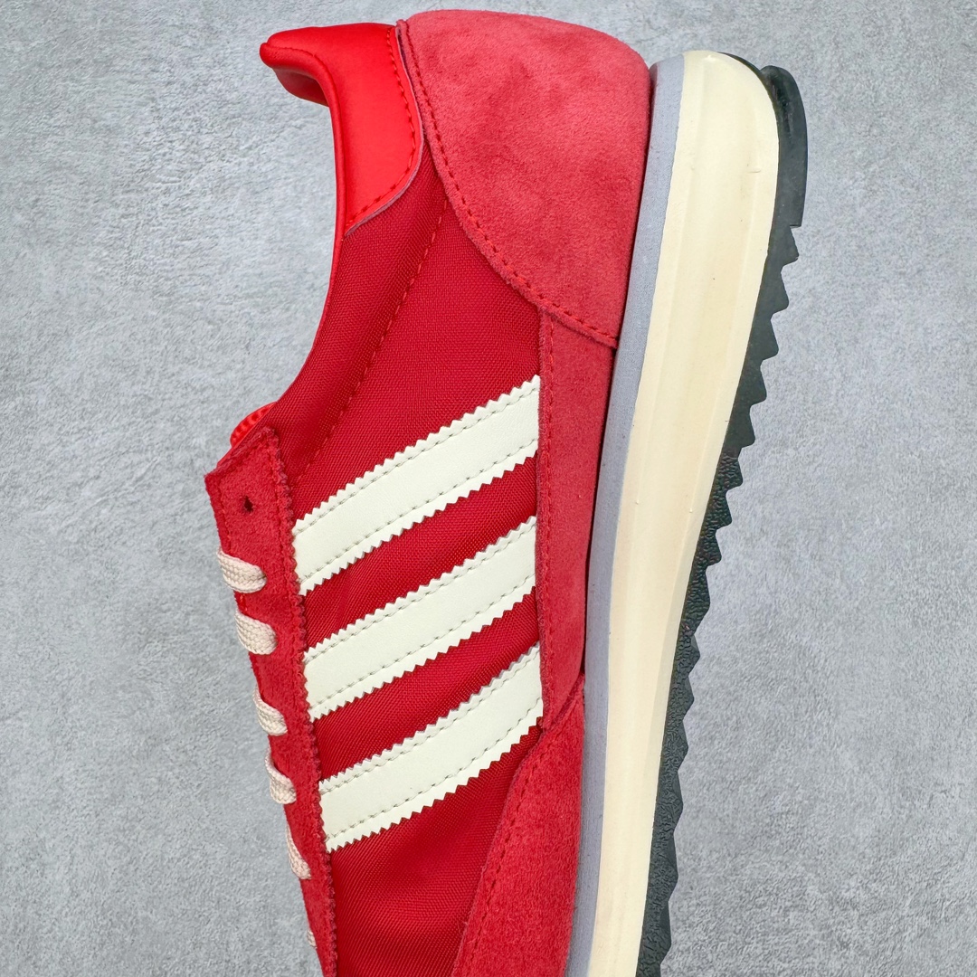 图片[7]-＃CS AD Wmns SL72 OG 系列德训足球风百搭低帮休闲运动板鞋 IE3475 采用高弹EVA+MODEL+RB三层组合底 区别市面RB一体大底 三层组合鞋底重量与原鞋一致 Originals 将有「T 头鞋」造型的诞生于 1972 年的 SL72 鞋款复刻带回 各位买鞋又有新选择了 1972 年 SL72 问世后 引领了后来阿迪达斯的跑鞋发展方向 其中「SL」代表了 Super Light 彰显了产品轻便的特性 1972 年 SL72 问世后 引领了后来阿迪达斯的跑鞋发展方向 其中「SL」代表了 Super Light 彰显了产品轻便的特性 这次 Originals 延续其轻质经典的基因 带来男女两款 SL72 男生款带来 SL72 RS 鞋型 RS 意为 Reshaped（重塑）鞋款在保留了经典的外观基础上 在尼龙材质里增加了填充物 使鞋型更加挺立和饱满 鞋头则更加圆润 鞋底的 EVA 材质则增加了鞋款的高度 女生款则带来 SL72 OG W 鞋型 OG 顾名思义则是致敬经典款式 相较于 RS（Reshaped）鞋款 鞋身更加纤细 其整体鞋身轮廓、线条、细节、材质上尊崇 70 年代 SL72 的设计 还原经典味道 尺码：36 36⅔ 37⅓ 38 38⅔ 39⅓ 40 40⅔ 41⅓ 42 42⅔ 43⅓ 44 44⅔ 45-选品中心