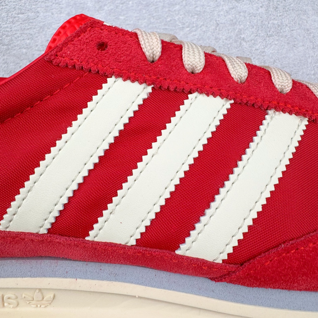 图片[17]-＃CS AD Wmns SL72 OG 系列德训足球风百搭低帮休闲运动板鞋 IE3475 采用高弹EVA+MODEL+RB三层组合底 区别市面RB一体大底 三层组合鞋底重量与原鞋一致 Originals 将有「T 头鞋」造型的诞生于 1972 年的 SL72 鞋款复刻带回 各位买鞋又有新选择了 1972 年 SL72 问世后 引领了后来阿迪达斯的跑鞋发展方向 其中「SL」代表了 Super Light 彰显了产品轻便的特性 1972 年 SL72 问世后 引领了后来阿迪达斯的跑鞋发展方向 其中「SL」代表了 Super Light 彰显了产品轻便的特性 这次 Originals 延续其轻质经典的基因 带来男女两款 SL72 男生款带来 SL72 RS 鞋型 RS 意为 Reshaped（重塑）鞋款在保留了经典的外观基础上 在尼龙材质里增加了填充物 使鞋型更加挺立和饱满 鞋头则更加圆润 鞋底的 EVA 材质则增加了鞋款的高度 女生款则带来 SL72 OG W 鞋型 OG 顾名思义则是致敬经典款式 相较于 RS（Reshaped）鞋款 鞋身更加纤细 其整体鞋身轮廓、线条、细节、材质上尊崇 70 年代 SL72 的设计 还原经典味道 尺码：36 36⅔ 37⅓ 38 38⅔ 39⅓ 40 40⅔ 41⅓ 42 42⅔ 43⅓ 44 44⅔ 45-选品中心