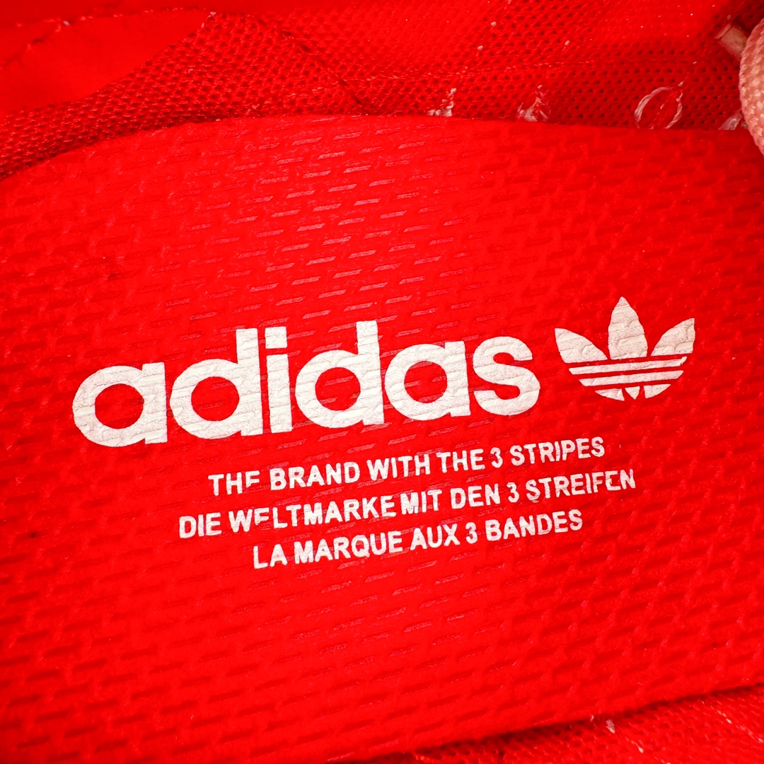 图片[14]-＃CS AD Wmns SL72 OG 系列德训足球风百搭低帮休闲运动板鞋 IE3475 采用高弹EVA+MODEL+RB三层组合底 区别市面RB一体大底 三层组合鞋底重量与原鞋一致 Originals 将有「T 头鞋」造型的诞生于 1972 年的 SL72 鞋款复刻带回 各位买鞋又有新选择了 1972 年 SL72 问世后 引领了后来阿迪达斯的跑鞋发展方向 其中「SL」代表了 Super Light 彰显了产品轻便的特性 1972 年 SL72 问世后 引领了后来阿迪达斯的跑鞋发展方向 其中「SL」代表了 Super Light 彰显了产品轻便的特性 这次 Originals 延续其轻质经典的基因 带来男女两款 SL72 男生款带来 SL72 RS 鞋型 RS 意为 Reshaped（重塑）鞋款在保留了经典的外观基础上 在尼龙材质里增加了填充物 使鞋型更加挺立和饱满 鞋头则更加圆润 鞋底的 EVA 材质则增加了鞋款的高度 女生款则带来 SL72 OG W 鞋型 OG 顾名思义则是致敬经典款式 相较于 RS（Reshaped）鞋款 鞋身更加纤细 其整体鞋身轮廓、线条、细节、材质上尊崇 70 年代 SL72 的设计 还原经典味道 尺码：36 36⅔ 37⅓ 38 38⅔ 39⅓ 40 40⅔ 41⅓ 42 42⅔ 43⅓ 44 44⅔ 45-选品中心