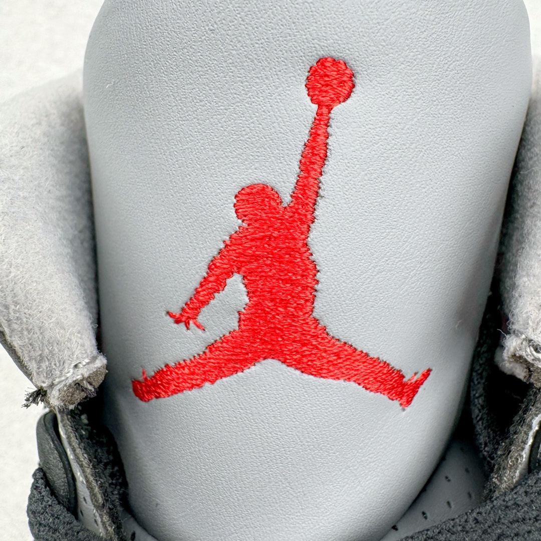 图片[12]-＃QD纯原 Air Jordan AJ3 Retro 复刻黑水泥 DN3707-010 圈内最强三代系列 匠心打造 开发时长超过半年 目前可过各类鉴定或无法鉴定 裸鞋随便操作 全套原纸板楦头开发 原厂大底磨具加持立体防滑纹理 原装可视Air Sole气垫 原汁原味最完美的三代版型 唯一正确鞋头趴度弧度高度鞋身腰线 原厂TPU彩虹扎染后跟饰片 正确内里反口里网布 皮料菱角分明不变形无多余毛边 广东原厂zp同批次手工大底描漆拉丝 市场唯一原厂鞋扣模具 原厂织唛标 原厂飞人电绣工艺 尾指中部跳三针 独家绑鞋带手法 印刷中底布 四线拉帮 米色美纹纸贴合固定 进口港宝加持 后跟自然饱满 全鞋荧光划线卡点 追求极致完美 每一双都是工艺品 多重QC质检 超越公司货的品控标准 实实在在的免检产品 尺码：40.5 41 42 42.5 43 44 44.5 45 45.5 46 47.5 48.5-选品中心