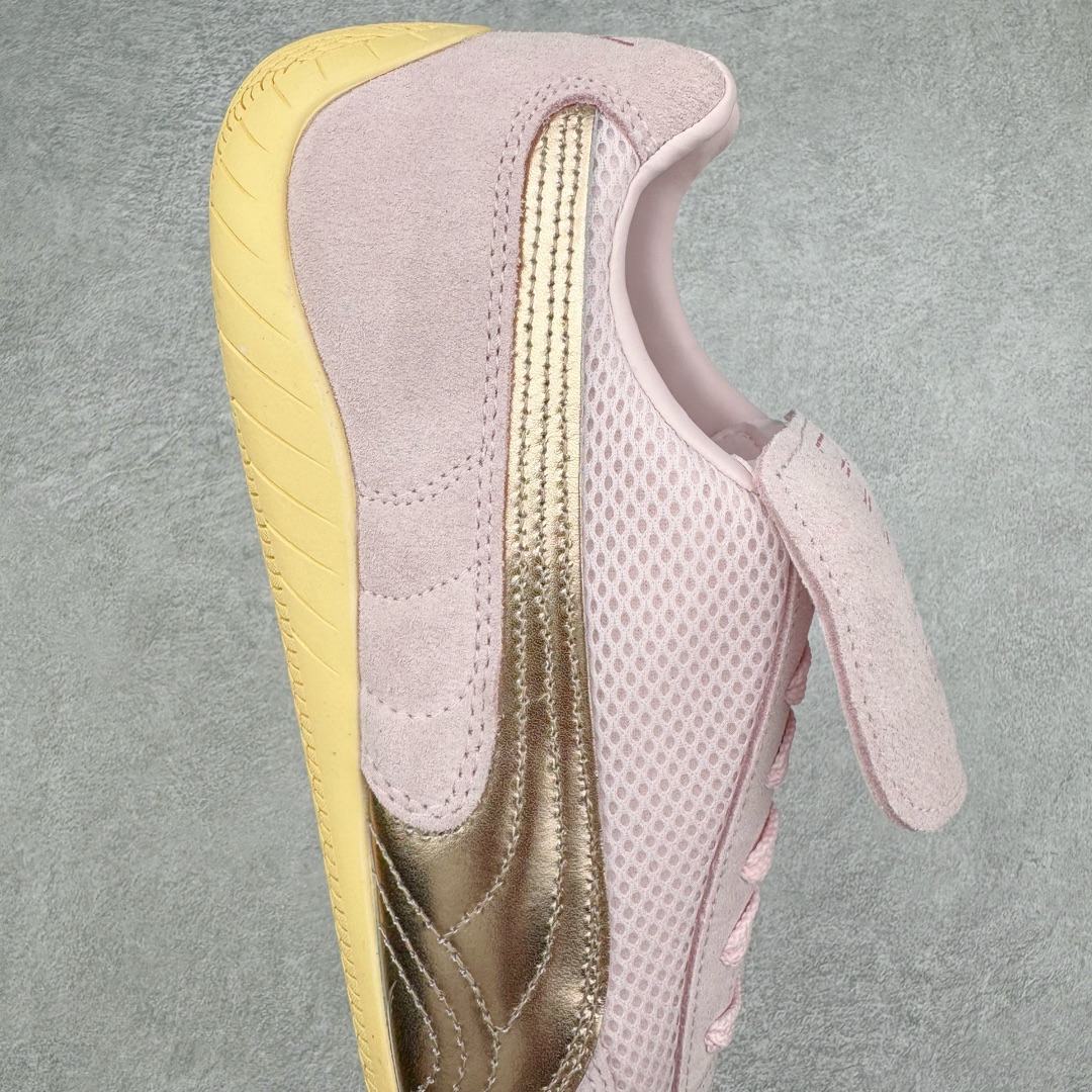 图片[6]-＃HP Open YY x PUMA Speedca OG 彪马极速赛车系列低帮德训风拼接复古百搭休闲运动赛车鞋 OPEN YY x Puma Speedcat 成为韩国 2024 年至今最热鞋款 引发本地玩家排队疯抢 而缔造者之一 OPEN YY 早已席卷韩国时尚圈 并正试图用 联名等方式 将「首尔辣妹美学」带向全球 本次与「首尔辣妹衣柜」 OPEN YY 联名 发售之外还在乐天世界购物中心举办 POP UP 时尚博主纷纷到场打卡 让 Puma 的「IT Shoes」进一步拓展韩国市场，本次共发售 3 款配色 粉金、沙银更受女玩家喜爱 用以搭配裙装、运动裤，黑银则低调前卫 且男码几乎无溢价 而让不少玩家「提前种草」的 则是 OPEN YY 示范的「彩色丝袜 blokette 混搭」配合干燥迷幻的亚文化氛围 成为不少女生的「新搭配指南」POP UP 现场和近两天的社媒上脚图中 不少玩家继续用本次联名 Speedcat 玩转 blokette 并强调 Speedcat 与其他平底运动鞋相比 更加前卫、性感 Speedcat 外 OPEN YY 还将 Puma 的 Tracksuit、复古运动外套等单品 融入自身的「首尔辣妹美学」千禧银、赛车印花设计 颇为符合当下首尔街头日常着装的审美 也同样在发售时受到追捧 尺码：35.5 36 37 37.5 38 38.5 39 40 40.5 41 42 42.5 43 44 44.5 45-选品中心