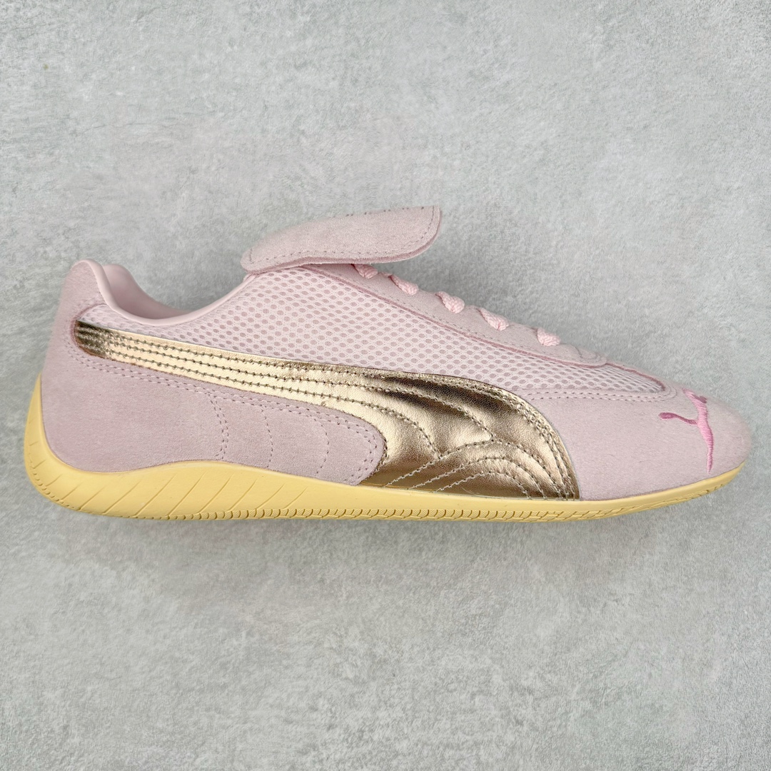 ＃HP Open YY x PUMA Speedca OG 彪马极速赛车系列低帮德训风拼接复古百搭休闲运动赛车鞋 OPEN YY x Puma Speedcat 成为韩国 2024 年至今最热鞋款 引发本地玩家排队疯抢 而缔造者之一 OPEN YY 早已席卷韩国时尚圈 并正试图用 联名等方式 将「首尔辣妹美学」带向全球 本次与「首尔辣妹衣柜」 OPEN YY 联名 发售之外还在乐天世界购物中心举办 POP UP 时尚博主纷纷到场打卡 让 Puma 的「IT Shoes」进一步拓展韩国市场，本次共发售 3 款配色 粉金、沙银更受女玩家喜爱 用以搭配裙装、运动裤，黑银则低调前卫 且男码几乎无溢价 而让不少玩家「提前种草」的 则是 OPEN YY 示范的「彩色丝袜 blokette 混搭」配合干燥迷幻的亚文化氛围 成为不少女生的「新搭配指南」POP UP 现场和近两天的社媒上脚图中 不少玩家继续用本次联名 Speedcat 玩转 blokette 并强调 Speedcat 与其他平底运动鞋相比 更加前卫、性感 Speedcat 外 OPEN YY 还将 Puma 的 Tracksuit、复古运动外套等单品 融入自身的「首尔辣妹美学」千禧银、赛车印花设计 颇为符合当下首尔街头日常着装的审美 也同样在发售时受到追捧 尺码：35.5 36 37 37.5 38 38.5 39 40 40.5 41 42 42.5 43 44 44.5 45-选品中心