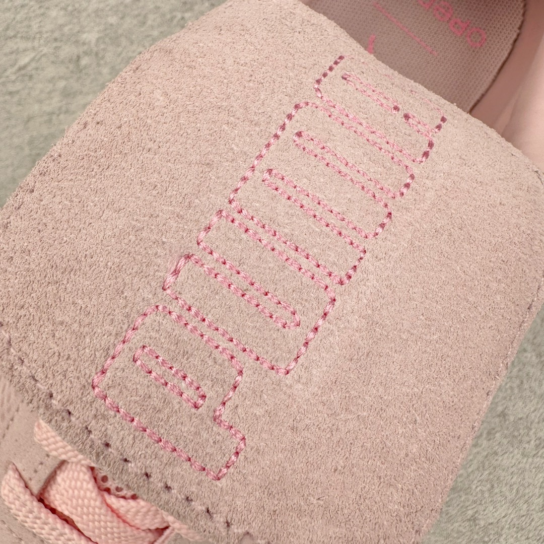 图片[17]-＃HP Open YY x PUMA Speedca OG 彪马极速赛车系列低帮德训风拼接复古百搭休闲运动赛车鞋 OPEN YY x Puma Speedcat 成为韩国 2024 年至今最热鞋款 引发本地玩家排队疯抢 而缔造者之一 OPEN YY 早已席卷韩国时尚圈 并正试图用 联名等方式 将「首尔辣妹美学」带向全球 本次与「首尔辣妹衣柜」 OPEN YY 联名 发售之外还在乐天世界购物中心举办 POP UP 时尚博主纷纷到场打卡 让 Puma 的「IT Shoes」进一步拓展韩国市场，本次共发售 3 款配色 粉金、沙银更受女玩家喜爱 用以搭配裙装、运动裤，黑银则低调前卫 且男码几乎无溢价 而让不少玩家「提前种草」的 则是 OPEN YY 示范的「彩色丝袜 blokette 混搭」配合干燥迷幻的亚文化氛围 成为不少女生的「新搭配指南」POP UP 现场和近两天的社媒上脚图中 不少玩家继续用本次联名 Speedcat 玩转 blokette 并强调 Speedcat 与其他平底运动鞋相比 更加前卫、性感 Speedcat 外 OPEN YY 还将 Puma 的 Tracksuit、复古运动外套等单品 融入自身的「首尔辣妹美学」千禧银、赛车印花设计 颇为符合当下首尔街头日常着装的审美 也同样在发售时受到追捧 尺码：35.5 36 37 37.5 38 38.5 39 40 40.5 41 42 42.5 43 44 44.5 45-选品中心