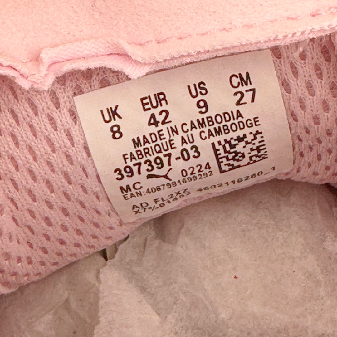 图片[14]-＃HP Open YY x PUMA Speedca OG 彪马极速赛车系列低帮德训风拼接复古百搭休闲运动赛车鞋 OPEN YY x Puma Speedcat 成为韩国 2024 年至今最热鞋款 引发本地玩家排队疯抢 而缔造者之一 OPEN YY 早已席卷韩国时尚圈 并正试图用 联名等方式 将「首尔辣妹美学」带向全球 本次与「首尔辣妹衣柜」 OPEN YY 联名 发售之外还在乐天世界购物中心举办 POP UP 时尚博主纷纷到场打卡 让 Puma 的「IT Shoes」进一步拓展韩国市场，本次共发售 3 款配色 粉金、沙银更受女玩家喜爱 用以搭配裙装、运动裤，黑银则低调前卫 且男码几乎无溢价 而让不少玩家「提前种草」的 则是 OPEN YY 示范的「彩色丝袜 blokette 混搭」配合干燥迷幻的亚文化氛围 成为不少女生的「新搭配指南」POP UP 现场和近两天的社媒上脚图中 不少玩家继续用本次联名 Speedcat 玩转 blokette 并强调 Speedcat 与其他平底运动鞋相比 更加前卫、性感 Speedcat 外 OPEN YY 还将 Puma 的 Tracksuit、复古运动外套等单品 融入自身的「首尔辣妹美学」千禧银、赛车印花设计 颇为符合当下首尔街头日常着装的审美 也同样在发售时受到追捧 尺码：35.5 36 37 37.5 38 38.5 39 40 40.5 41 42 42.5 43 44 44.5 45-选品中心