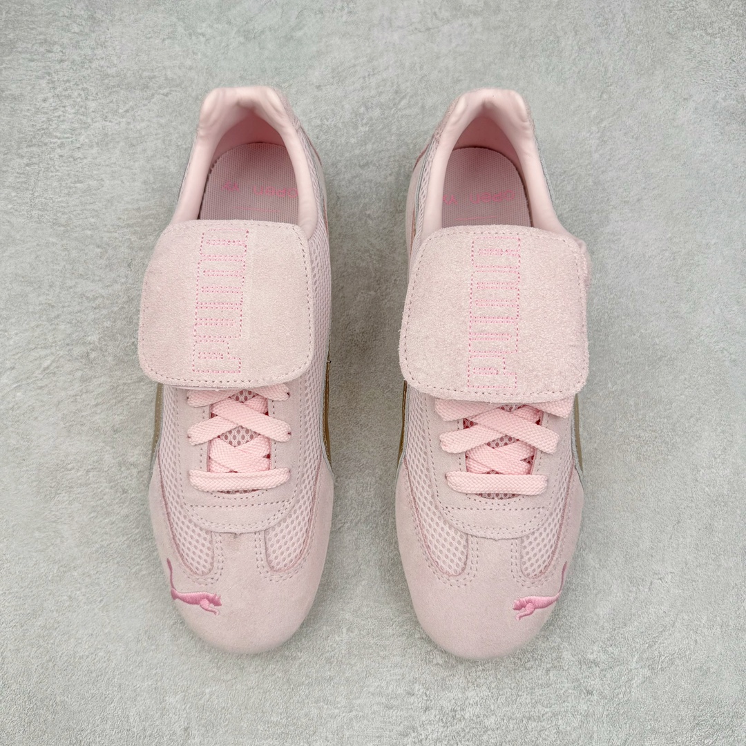 图片[2]-＃HP Open YY x PUMA Speedca OG 彪马极速赛车系列低帮德训风拼接复古百搭休闲运动赛车鞋 OPEN YY x Puma Speedcat 成为韩国 2024 年至今最热鞋款 引发本地玩家排队疯抢 而缔造者之一 OPEN YY 早已席卷韩国时尚圈 并正试图用 联名等方式 将「首尔辣妹美学」带向全球 本次与「首尔辣妹衣柜」 OPEN YY 联名 发售之外还在乐天世界购物中心举办 POP UP 时尚博主纷纷到场打卡 让 Puma 的「IT Shoes」进一步拓展韩国市场，本次共发售 3 款配色 粉金、沙银更受女玩家喜爱 用以搭配裙装、运动裤，黑银则低调前卫 且男码几乎无溢价 而让不少玩家「提前种草」的 则是 OPEN YY 示范的「彩色丝袜 blokette 混搭」配合干燥迷幻的亚文化氛围 成为不少女生的「新搭配指南」POP UP 现场和近两天的社媒上脚图中 不少玩家继续用本次联名 Speedcat 玩转 blokette 并强调 Speedcat 与其他平底运动鞋相比 更加前卫、性感 Speedcat 外 OPEN YY 还将 Puma 的 Tracksuit、复古运动外套等单品 融入自身的「首尔辣妹美学」千禧银、赛车印花设计 颇为符合当下首尔街头日常着装的审美 也同样在发售时受到追捧 尺码：35.5 36 37 37.5 38 38.5 39 40 40.5 41 42 42.5 43 44 44.5 45-选品中心