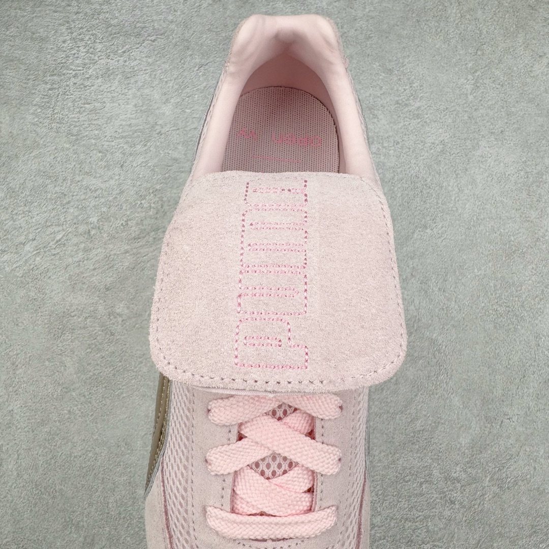 图片[5]-＃HP Open YY x PUMA Speedca OG 彪马极速赛车系列低帮德训风拼接复古百搭休闲运动赛车鞋 OPEN YY x Puma Speedcat 成为韩国 2024 年至今最热鞋款 引发本地玩家排队疯抢 而缔造者之一 OPEN YY 早已席卷韩国时尚圈 并正试图用 联名等方式 将「首尔辣妹美学」带向全球 本次与「首尔辣妹衣柜」 OPEN YY 联名 发售之外还在乐天世界购物中心举办 POP UP 时尚博主纷纷到场打卡 让 Puma 的「IT Shoes」进一步拓展韩国市场，本次共发售 3 款配色 粉金、沙银更受女玩家喜爱 用以搭配裙装、运动裤，黑银则低调前卫 且男码几乎无溢价 而让不少玩家「提前种草」的 则是 OPEN YY 示范的「彩色丝袜 blokette 混搭」配合干燥迷幻的亚文化氛围 成为不少女生的「新搭配指南」POP UP 现场和近两天的社媒上脚图中 不少玩家继续用本次联名 Speedcat 玩转 blokette 并强调 Speedcat 与其他平底运动鞋相比 更加前卫、性感 Speedcat 外 OPEN YY 还将 Puma 的 Tracksuit、复古运动外套等单品 融入自身的「首尔辣妹美学」千禧银、赛车印花设计 颇为符合当下首尔街头日常着装的审美 也同样在发售时受到追捧 尺码：35.5 36 37 37.5 38 38.5 39 40 40.5 41 42 42.5 43 44 44.5 45-选品中心