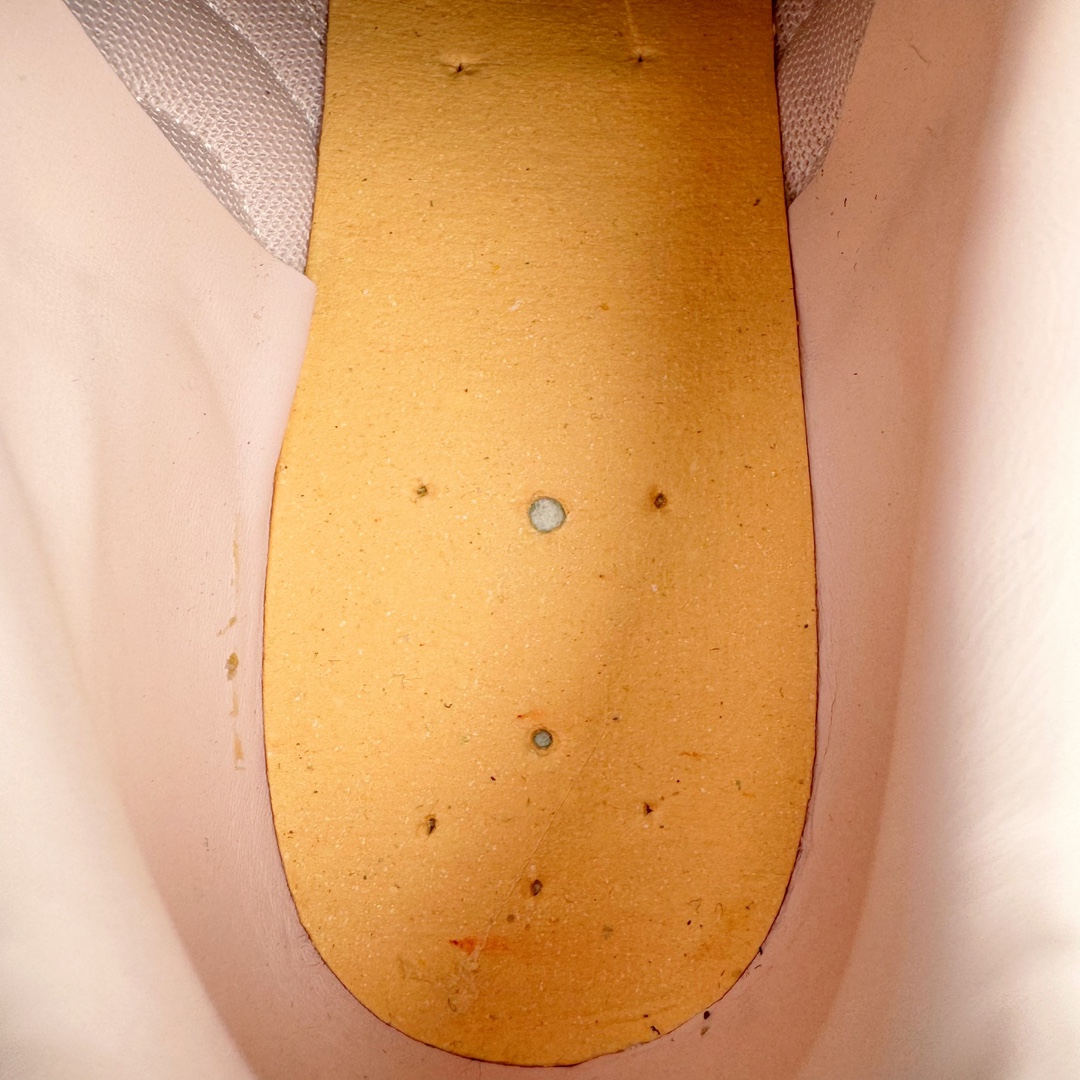 图片[11]-＃HP Open YY x PUMA Speedca OG 彪马极速赛车系列低帮德训风拼接复古百搭休闲运动赛车鞋 OPEN YY x Puma Speedcat 成为韩国 2024 年至今最热鞋款 引发本地玩家排队疯抢 而缔造者之一 OPEN YY 早已席卷韩国时尚圈 并正试图用 联名等方式 将「首尔辣妹美学」带向全球 本次与「首尔辣妹衣柜」 OPEN YY 联名 发售之外还在乐天世界购物中心举办 POP UP 时尚博主纷纷到场打卡 让 Puma 的「IT Shoes」进一步拓展韩国市场，本次共发售 3 款配色 粉金、沙银更受女玩家喜爱 用以搭配裙装、运动裤，黑银则低调前卫 且男码几乎无溢价 而让不少玩家「提前种草」的 则是 OPEN YY 示范的「彩色丝袜 blokette 混搭」配合干燥迷幻的亚文化氛围 成为不少女生的「新搭配指南」POP UP 现场和近两天的社媒上脚图中 不少玩家继续用本次联名 Speedcat 玩转 blokette 并强调 Speedcat 与其他平底运动鞋相比 更加前卫、性感 Speedcat 外 OPEN YY 还将 Puma 的 Tracksuit、复古运动外套等单品 融入自身的「首尔辣妹美学」千禧银、赛车印花设计 颇为符合当下首尔街头日常着装的审美 也同样在发售时受到追捧 尺码：35.5 36 37 37.5 38 38.5 39 40 40.5 41 42 42.5 43 44 44.5 45-选品中心