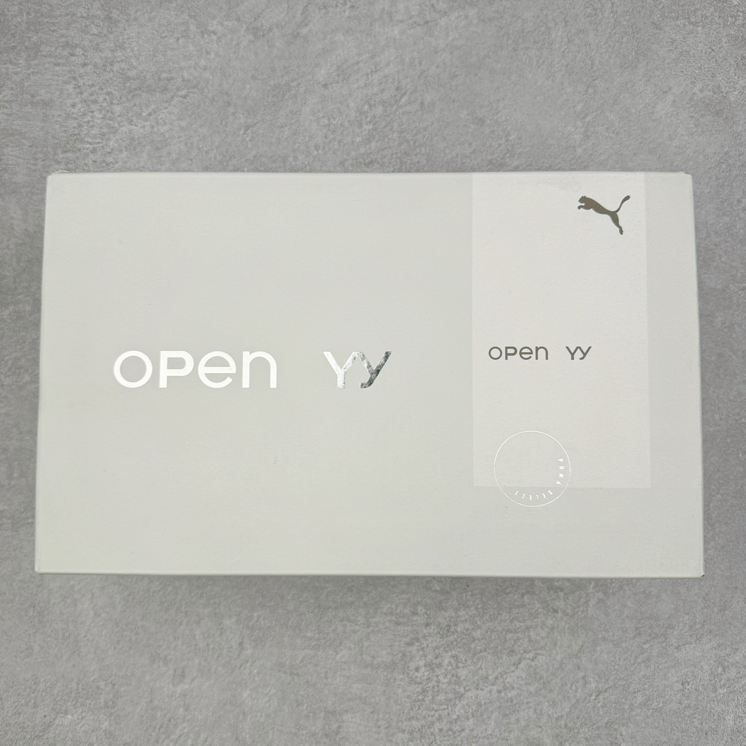 图片[10]-＃HP Open YY x PUMA Speedca OG 彪马极速赛车系列低帮德训风拼接复古百搭休闲运动赛车鞋 OPEN YY x Puma Speedcat 成为韩国 2024 年至今最热鞋款 引发本地玩家排队疯抢 而缔造者之一 OPEN YY 早已席卷韩国时尚圈 并正试图用 联名等方式 将「首尔辣妹美学」带向全球 本次与「首尔辣妹衣柜」 OPEN YY 联名 发售之外还在乐天世界购物中心举办 POP UP 时尚博主纷纷到场打卡 让 Puma 的「IT Shoes」进一步拓展韩国市场，本次共发售 3 款配色 粉金、沙银更受女玩家喜爱 用以搭配裙装、运动裤，黑银则低调前卫 且男码几乎无溢价 而让不少玩家「提前种草」的 则是 OPEN YY 示范的「彩色丝袜 blokette 混搭」配合干燥迷幻的亚文化氛围 成为不少女生的「新搭配指南」POP UP 现场和近两天的社媒上脚图中 不少玩家继续用本次联名 Speedcat 玩转 blokette 并强调 Speedcat 与其他平底运动鞋相比 更加前卫、性感 Speedcat 外 OPEN YY 还将 Puma 的 Tracksuit、复古运动外套等单品 融入自身的「首尔辣妹美学」千禧银、赛车印花设计 颇为符合当下首尔街头日常着装的审美 也同样在发售时受到追捧 尺码：35.5 36 37 37.5 38 38.5 39 40 40.5 41 42 42.5 43 44 44.5 45-选品中心