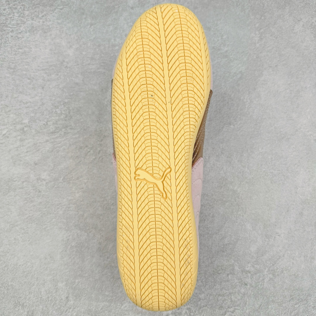 图片[9]-＃HP Open YY x PUMA Speedca OG 彪马极速赛车系列低帮德训风拼接复古百搭休闲运动赛车鞋 OPEN YY x Puma Speedcat 成为韩国 2024 年至今最热鞋款 引发本地玩家排队疯抢 而缔造者之一 OPEN YY 早已席卷韩国时尚圈 并正试图用 联名等方式 将「首尔辣妹美学」带向全球 本次与「首尔辣妹衣柜」 OPEN YY 联名 发售之外还在乐天世界购物中心举办 POP UP 时尚博主纷纷到场打卡 让 Puma 的「IT Shoes」进一步拓展韩国市场，本次共发售 3 款配色 粉金、沙银更受女玩家喜爱 用以搭配裙装、运动裤，黑银则低调前卫 且男码几乎无溢价 而让不少玩家「提前种草」的 则是 OPEN YY 示范的「彩色丝袜 blokette 混搭」配合干燥迷幻的亚文化氛围 成为不少女生的「新搭配指南」POP UP 现场和近两天的社媒上脚图中 不少玩家继续用本次联名 Speedcat 玩转 blokette 并强调 Speedcat 与其他平底运动鞋相比 更加前卫、性感 Speedcat 外 OPEN YY 还将 Puma 的 Tracksuit、复古运动外套等单品 融入自身的「首尔辣妹美学」千禧银、赛车印花设计 颇为符合当下首尔街头日常着装的审美 也同样在发售时受到追捧 尺码：35.5 36 37 37.5 38 38.5 39 40 40.5 41 42 42.5 43 44 44.5 45-选品中心