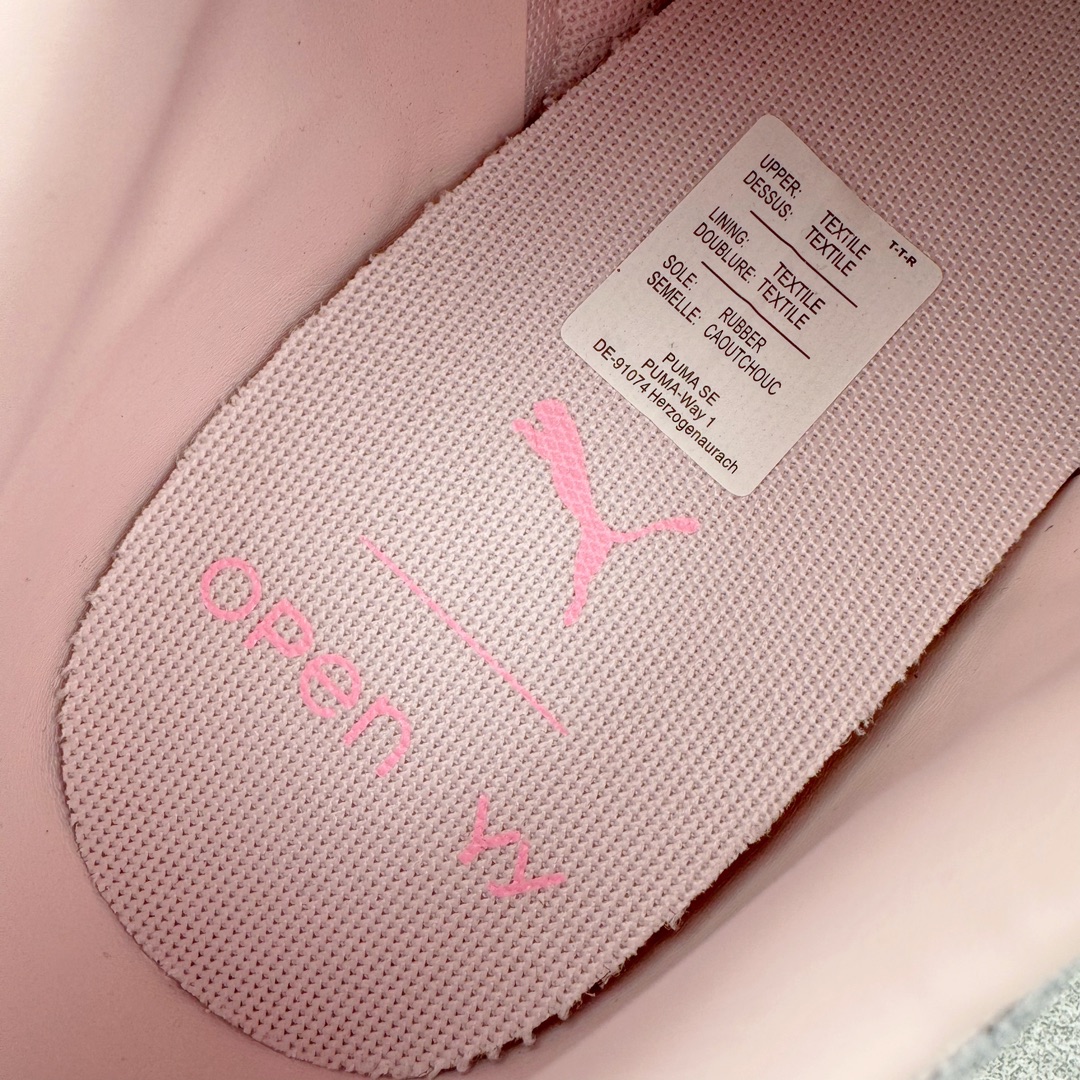 图片[13]-＃HP Open YY x PUMA Speedca OG 彪马极速赛车系列低帮德训风拼接复古百搭休闲运动赛车鞋 OPEN YY x Puma Speedcat 成为韩国 2024 年至今最热鞋款 引发本地玩家排队疯抢 而缔造者之一 OPEN YY 早已席卷韩国时尚圈 并正试图用 联名等方式 将「首尔辣妹美学」带向全球 本次与「首尔辣妹衣柜」 OPEN YY 联名 发售之外还在乐天世界购物中心举办 POP UP 时尚博主纷纷到场打卡 让 Puma 的「IT Shoes」进一步拓展韩国市场，本次共发售 3 款配色 粉金、沙银更受女玩家喜爱 用以搭配裙装、运动裤，黑银则低调前卫 且男码几乎无溢价 而让不少玩家「提前种草」的 则是 OPEN YY 示范的「彩色丝袜 blokette 混搭」配合干燥迷幻的亚文化氛围 成为不少女生的「新搭配指南」POP UP 现场和近两天的社媒上脚图中 不少玩家继续用本次联名 Speedcat 玩转 blokette 并强调 Speedcat 与其他平底运动鞋相比 更加前卫、性感 Speedcat 外 OPEN YY 还将 Puma 的 Tracksuit、复古运动外套等单品 融入自身的「首尔辣妹美学」千禧银、赛车印花设计 颇为符合当下首尔街头日常着装的审美 也同样在发售时受到追捧 尺码：35.5 36 37 37.5 38 38.5 39 40 40.5 41 42 42.5 43 44 44.5 45-选品中心