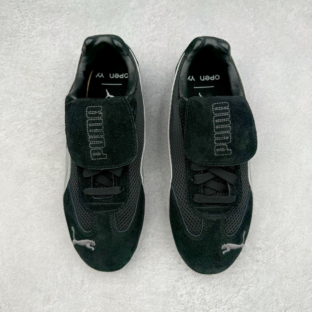 图片[2]-＃HP Open YY x PUMA Speedca OG 彪马极速赛车系列低帮德训风拼接复古百搭休闲运动赛车鞋 OPEN YY x Puma Speedcat 成为韩国 2024 年至今最热鞋款 引发本地玩家排队疯抢 而缔造者之一 OPEN YY 早已席卷韩国时尚圈 并正试图用 联名等方式 将「首尔辣妹美学」带向全球 本次与「首尔辣妹衣柜」 OPEN YY 联名 发售之外还在乐天世界购物中心举办 POP UP 时尚博主纷纷到场打卡 让 Puma 的「IT Shoes」进一步拓展韩国市场，本次共发售 3 款配色 粉金、沙银更受女玩家喜爱 用以搭配裙装、运动裤，黑银则低调前卫 且男码几乎无溢价 而让不少玩家「提前种草」的 则是 OPEN YY 示范的「彩色丝袜 blokette 混搭」配合干燥迷幻的亚文化氛围 成为不少女生的「新搭配指南」POP UP 现场和近两天的社媒上脚图中 不少玩家继续用本次联名 Speedcat 玩转 blokette 并强调 Speedcat 与其他平底运动鞋相比 更加前卫、性感 Speedcat 外 OPEN YY 还将 Puma 的 Tracksuit、复古运动外套等单品 融入自身的「首尔辣妹美学」千禧银、赛车印花设计 颇为符合当下首尔街头日常着装的审美 也同样在发售时受到追捧 尺码：35.5 36 37 37.5 38 38.5 39 40 40.5 41 42 42.5 43 44 44.5 45-选品中心