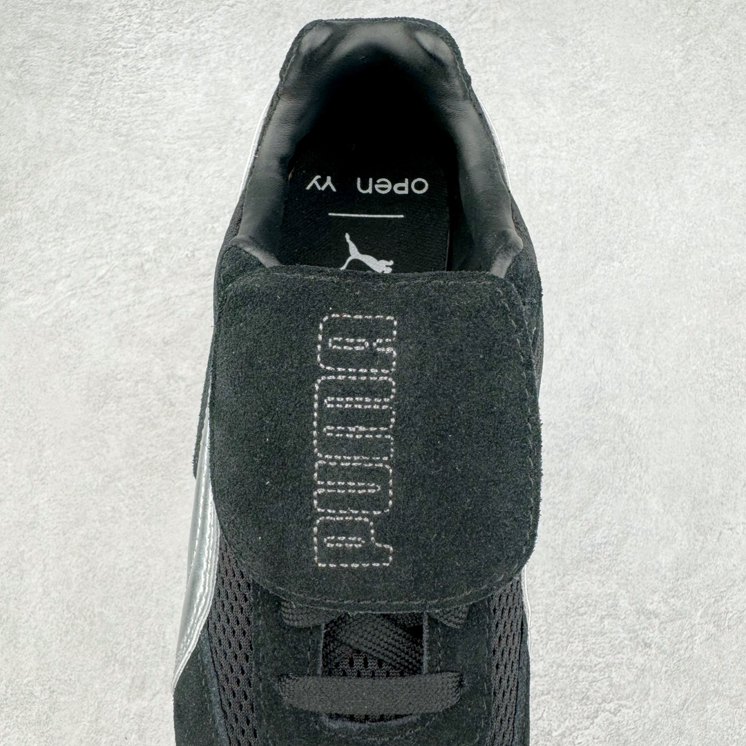 图片[5]-＃HP Open YY x PUMA Speedca OG 彪马极速赛车系列低帮德训风拼接复古百搭休闲运动赛车鞋 OPEN YY x Puma Speedcat 成为韩国 2024 年至今最热鞋款 引发本地玩家排队疯抢 而缔造者之一 OPEN YY 早已席卷韩国时尚圈 并正试图用 联名等方式 将「首尔辣妹美学」带向全球 本次与「首尔辣妹衣柜」 OPEN YY 联名 发售之外还在乐天世界购物中心举办 POP UP 时尚博主纷纷到场打卡 让 Puma 的「IT Shoes」进一步拓展韩国市场，本次共发售 3 款配色 粉金、沙银更受女玩家喜爱 用以搭配裙装、运动裤，黑银则低调前卫 且男码几乎无溢价 而让不少玩家「提前种草」的 则是 OPEN YY 示范的「彩色丝袜 blokette 混搭」配合干燥迷幻的亚文化氛围 成为不少女生的「新搭配指南」POP UP 现场和近两天的社媒上脚图中 不少玩家继续用本次联名 Speedcat 玩转 blokette 并强调 Speedcat 与其他平底运动鞋相比 更加前卫、性感 Speedcat 外 OPEN YY 还将 Puma 的 Tracksuit、复古运动外套等单品 融入自身的「首尔辣妹美学」千禧银、赛车印花设计 颇为符合当下首尔街头日常着装的审美 也同样在发售时受到追捧 尺码：35.5 36 37 37.5 38 38.5 39 40 40.5 41 42 42.5 43 44 44.5 45-选品中心