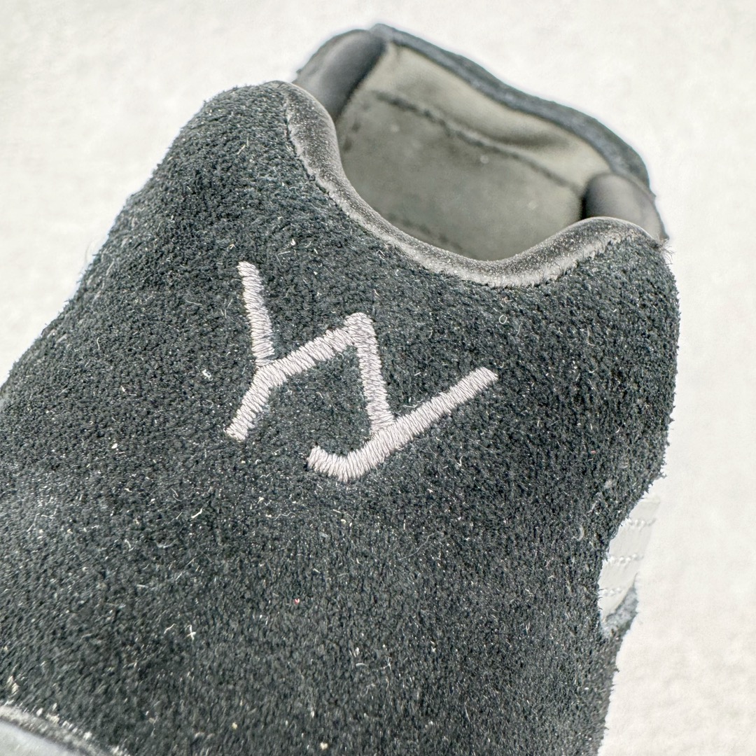 图片[14]-＃HP Open YY x PUMA Speedca OG 彪马极速赛车系列低帮德训风拼接复古百搭休闲运动赛车鞋 OPEN YY x Puma Speedcat 成为韩国 2024 年至今最热鞋款 引发本地玩家排队疯抢 而缔造者之一 OPEN YY 早已席卷韩国时尚圈 并正试图用 联名等方式 将「首尔辣妹美学」带向全球 本次与「首尔辣妹衣柜」 OPEN YY 联名 发售之外还在乐天世界购物中心举办 POP UP 时尚博主纷纷到场打卡 让 Puma 的「IT Shoes」进一步拓展韩国市场，本次共发售 3 款配色 粉金、沙银更受女玩家喜爱 用以搭配裙装、运动裤，黑银则低调前卫 且男码几乎无溢价 而让不少玩家「提前种草」的 则是 OPEN YY 示范的「彩色丝袜 blokette 混搭」配合干燥迷幻的亚文化氛围 成为不少女生的「新搭配指南」POP UP 现场和近两天的社媒上脚图中 不少玩家继续用本次联名 Speedcat 玩转 blokette 并强调 Speedcat 与其他平底运动鞋相比 更加前卫、性感 Speedcat 外 OPEN YY 还将 Puma 的 Tracksuit、复古运动外套等单品 融入自身的「首尔辣妹美学」千禧银、赛车印花设计 颇为符合当下首尔街头日常着装的审美 也同样在发售时受到追捧 尺码：35.5 36 37 37.5 38 38.5 39 40 40.5 41 42 42.5 43 44 44.5 45-选品中心