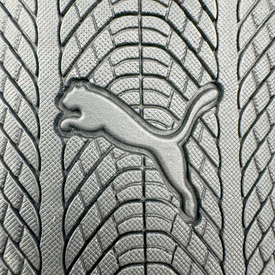 图片[13]-＃HP Open YY x PUMA Speedca OG 彪马极速赛车系列低帮德训风拼接复古百搭休闲运动赛车鞋 OPEN YY x Puma Speedcat 成为韩国 2024 年至今最热鞋款 引发本地玩家排队疯抢 而缔造者之一 OPEN YY 早已席卷韩国时尚圈 并正试图用 联名等方式 将「首尔辣妹美学」带向全球 本次与「首尔辣妹衣柜」 OPEN YY 联名 发售之外还在乐天世界购物中心举办 POP UP 时尚博主纷纷到场打卡 让 Puma 的「IT Shoes」进一步拓展韩国市场，本次共发售 3 款配色 粉金、沙银更受女玩家喜爱 用以搭配裙装、运动裤，黑银则低调前卫 且男码几乎无溢价 而让不少玩家「提前种草」的 则是 OPEN YY 示范的「彩色丝袜 blokette 混搭」配合干燥迷幻的亚文化氛围 成为不少女生的「新搭配指南」POP UP 现场和近两天的社媒上脚图中 不少玩家继续用本次联名 Speedcat 玩转 blokette 并强调 Speedcat 与其他平底运动鞋相比 更加前卫、性感 Speedcat 外 OPEN YY 还将 Puma 的 Tracksuit、复古运动外套等单品 融入自身的「首尔辣妹美学」千禧银、赛车印花设计 颇为符合当下首尔街头日常着装的审美 也同样在发售时受到追捧 尺码：35.5 36 37 37.5 38 38.5 39 40 40.5 41 42 42.5 43 44 44.5 45-选品中心