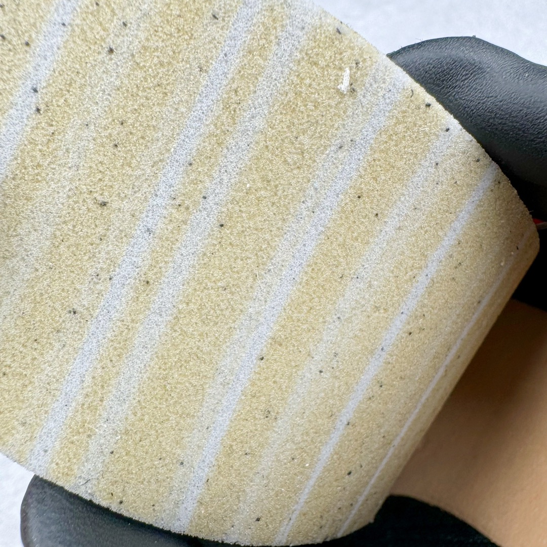 图片[9]-＃HP Open YY x PUMA Speedca OG 彪马极速赛车系列低帮德训风拼接复古百搭休闲运动赛车鞋 OPEN YY x Puma Speedcat 成为韩国 2024 年至今最热鞋款 引发本地玩家排队疯抢 而缔造者之一 OPEN YY 早已席卷韩国时尚圈 并正试图用 联名等方式 将「首尔辣妹美学」带向全球 本次与「首尔辣妹衣柜」 OPEN YY 联名 发售之外还在乐天世界购物中心举办 POP UP 时尚博主纷纷到场打卡 让 Puma 的「IT Shoes」进一步拓展韩国市场，本次共发售 3 款配色 粉金、沙银更受女玩家喜爱 用以搭配裙装、运动裤，黑银则低调前卫 且男码几乎无溢价 而让不少玩家「提前种草」的 则是 OPEN YY 示范的「彩色丝袜 blokette 混搭」配合干燥迷幻的亚文化氛围 成为不少女生的「新搭配指南」POP UP 现场和近两天的社媒上脚图中 不少玩家继续用本次联名 Speedcat 玩转 blokette 并强调 Speedcat 与其他平底运动鞋相比 更加前卫、性感 Speedcat 外 OPEN YY 还将 Puma 的 Tracksuit、复古运动外套等单品 融入自身的「首尔辣妹美学」千禧银、赛车印花设计 颇为符合当下首尔街头日常着装的审美 也同样在发售时受到追捧 尺码：35.5 36 37 37.5 38 38.5 39 40 40.5 41 42 42.5 43 44 44.5 45-选品中心