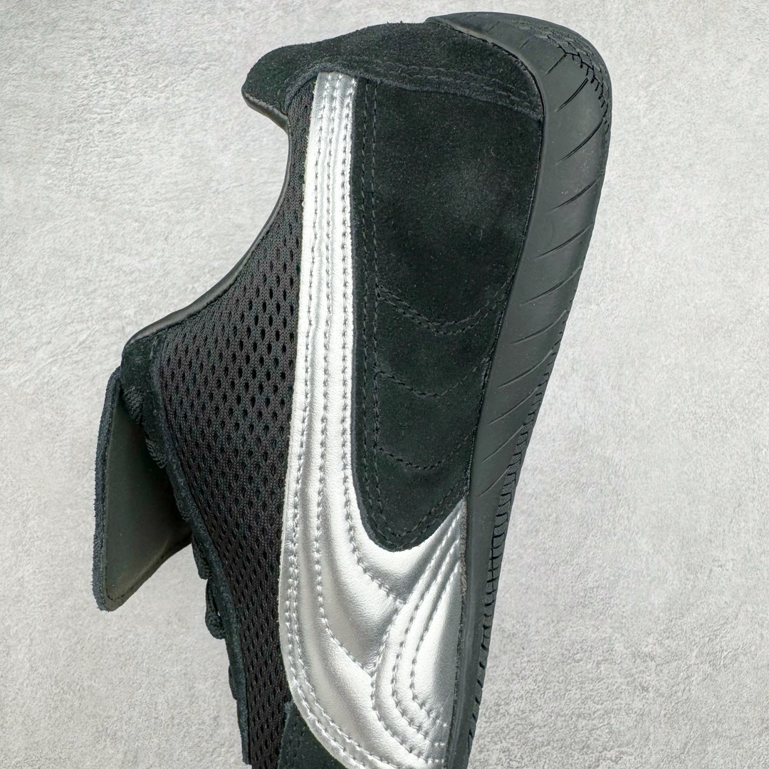 图片[7]-＃HP Open YY x PUMA Speedca OG 彪马极速赛车系列低帮德训风拼接复古百搭休闲运动赛车鞋 OPEN YY x Puma Speedcat 成为韩国 2024 年至今最热鞋款 引发本地玩家排队疯抢 而缔造者之一 OPEN YY 早已席卷韩国时尚圈 并正试图用 联名等方式 将「首尔辣妹美学」带向全球 本次与「首尔辣妹衣柜」 OPEN YY 联名 发售之外还在乐天世界购物中心举办 POP UP 时尚博主纷纷到场打卡 让 Puma 的「IT Shoes」进一步拓展韩国市场，本次共发售 3 款配色 粉金、沙银更受女玩家喜爱 用以搭配裙装、运动裤，黑银则低调前卫 且男码几乎无溢价 而让不少玩家「提前种草」的 则是 OPEN YY 示范的「彩色丝袜 blokette 混搭」配合干燥迷幻的亚文化氛围 成为不少女生的「新搭配指南」POP UP 现场和近两天的社媒上脚图中 不少玩家继续用本次联名 Speedcat 玩转 blokette 并强调 Speedcat 与其他平底运动鞋相比 更加前卫、性感 Speedcat 外 OPEN YY 还将 Puma 的 Tracksuit、复古运动外套等单品 融入自身的「首尔辣妹美学」千禧银、赛车印花设计 颇为符合当下首尔街头日常着装的审美 也同样在发售时受到追捧 尺码：35.5 36 37 37.5 38 38.5 39 40 40.5 41 42 42.5 43 44 44.5 45-选品中心