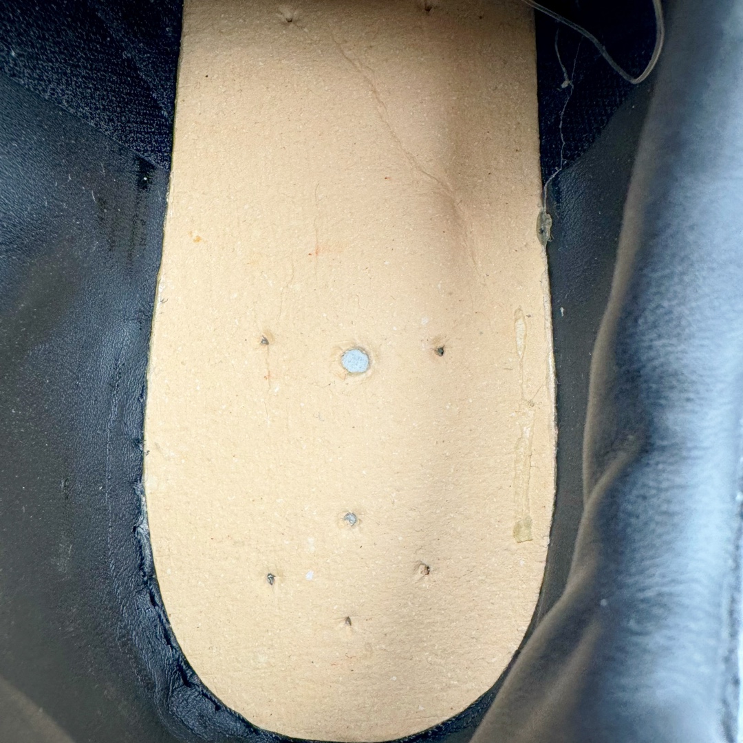 图片[10]-＃HP Open YY x PUMA Speedca OG 彪马极速赛车系列低帮德训风拼接复古百搭休闲运动赛车鞋 OPEN YY x Puma Speedcat 成为韩国 2024 年至今最热鞋款 引发本地玩家排队疯抢 而缔造者之一 OPEN YY 早已席卷韩国时尚圈 并正试图用 联名等方式 将「首尔辣妹美学」带向全球 本次与「首尔辣妹衣柜」 OPEN YY 联名 发售之外还在乐天世界购物中心举办 POP UP 时尚博主纷纷到场打卡 让 Puma 的「IT Shoes」进一步拓展韩国市场，本次共发售 3 款配色 粉金、沙银更受女玩家喜爱 用以搭配裙装、运动裤，黑银则低调前卫 且男码几乎无溢价 而让不少玩家「提前种草」的 则是 OPEN YY 示范的「彩色丝袜 blokette 混搭」配合干燥迷幻的亚文化氛围 成为不少女生的「新搭配指南」POP UP 现场和近两天的社媒上脚图中 不少玩家继续用本次联名 Speedcat 玩转 blokette 并强调 Speedcat 与其他平底运动鞋相比 更加前卫、性感 Speedcat 外 OPEN YY 还将 Puma 的 Tracksuit、复古运动外套等单品 融入自身的「首尔辣妹美学」千禧银、赛车印花设计 颇为符合当下首尔街头日常着装的审美 也同样在发售时受到追捧 尺码：35.5 36 37 37.5 38 38.5 39 40 40.5 41 42 42.5 43 44 44.5 45-选品中心