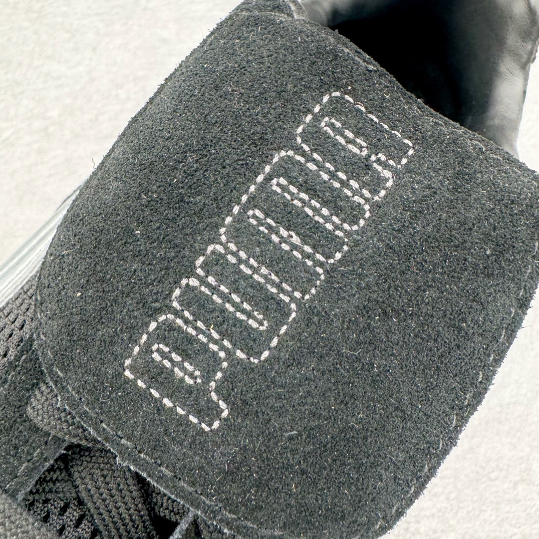 图片[19]-＃HP Open YY x PUMA Speedca OG 彪马极速赛车系列低帮德训风拼接复古百搭休闲运动赛车鞋 OPEN YY x Puma Speedcat 成为韩国 2024 年至今最热鞋款 引发本地玩家排队疯抢 而缔造者之一 OPEN YY 早已席卷韩国时尚圈 并正试图用 联名等方式 将「首尔辣妹美学」带向全球 本次与「首尔辣妹衣柜」 OPEN YY 联名 发售之外还在乐天世界购物中心举办 POP UP 时尚博主纷纷到场打卡 让 Puma 的「IT Shoes」进一步拓展韩国市场，本次共发售 3 款配色 粉金、沙银更受女玩家喜爱 用以搭配裙装、运动裤，黑银则低调前卫 且男码几乎无溢价 而让不少玩家「提前种草」的 则是 OPEN YY 示范的「彩色丝袜 blokette 混搭」配合干燥迷幻的亚文化氛围 成为不少女生的「新搭配指南」POP UP 现场和近两天的社媒上脚图中 不少玩家继续用本次联名 Speedcat 玩转 blokette 并强调 Speedcat 与其他平底运动鞋相比 更加前卫、性感 Speedcat 外 OPEN YY 还将 Puma 的 Tracksuit、复古运动外套等单品 融入自身的「首尔辣妹美学」千禧银、赛车印花设计 颇为符合当下首尔街头日常着装的审美 也同样在发售时受到追捧 尺码：35.5 36 37 37.5 38 38.5 39 40 40.5 41 42 42.5 43 44 44.5 45-选品中心