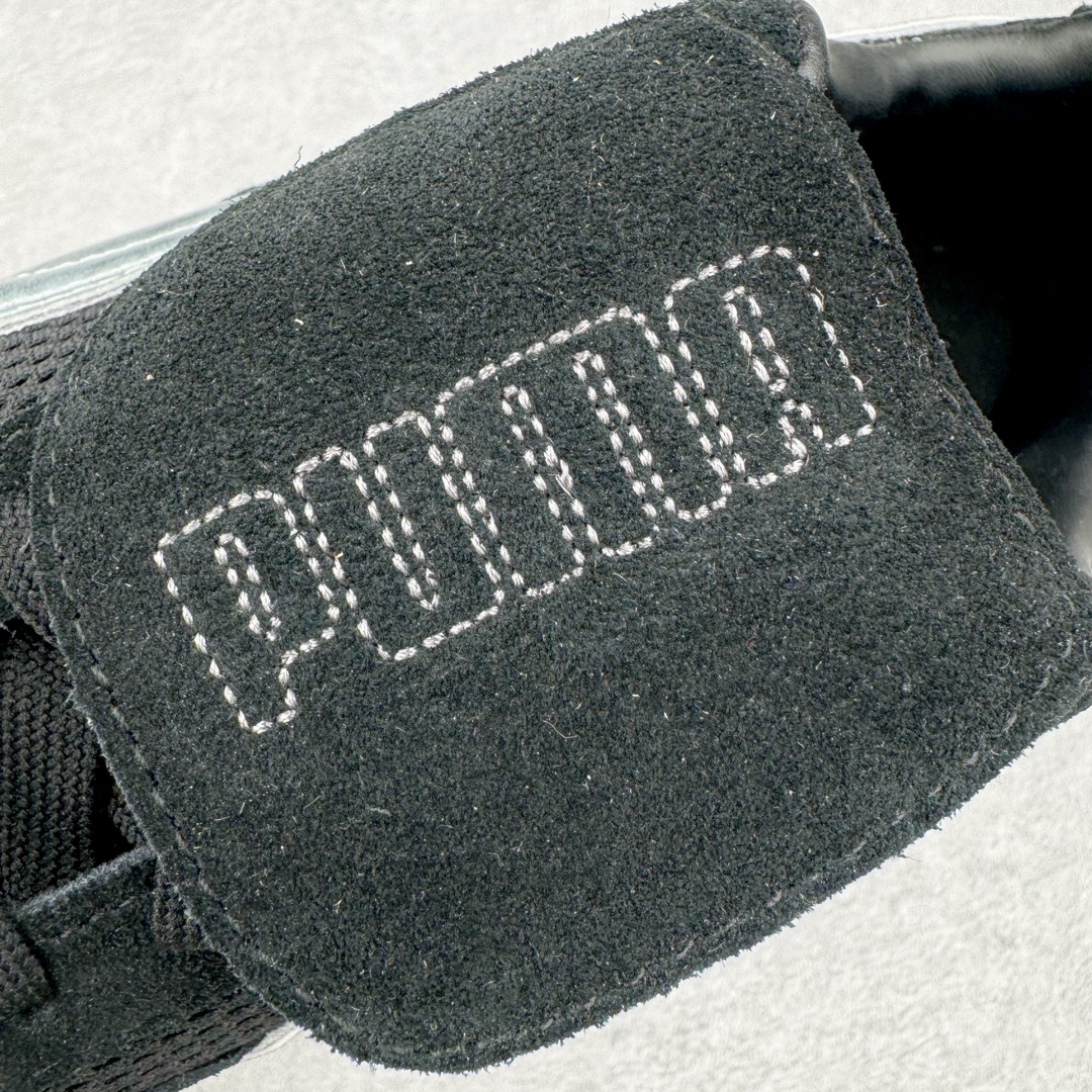 图片[12]-＃HP Open YY x PUMA Speedca OG 彪马极速赛车系列低帮德训风拼接复古百搭休闲运动赛车鞋 OPEN YY x Puma Speedcat 成为韩国 2024 年至今最热鞋款 引发本地玩家排队疯抢 而缔造者之一 OPEN YY 早已席卷韩国时尚圈 并正试图用 联名等方式 将「首尔辣妹美学」带向全球 本次与「首尔辣妹衣柜」 OPEN YY 联名 发售之外还在乐天世界购物中心举办 POP UP 时尚博主纷纷到场打卡 让 Puma 的「IT Shoes」进一步拓展韩国市场，本次共发售 3 款配色 粉金、沙银更受女玩家喜爱 用以搭配裙装、运动裤，黑银则低调前卫 且男码几乎无溢价 而让不少玩家「提前种草」的 则是 OPEN YY 示范的「彩色丝袜 blokette 混搭」配合干燥迷幻的亚文化氛围 成为不少女生的「新搭配指南」POP UP 现场和近两天的社媒上脚图中 不少玩家继续用本次联名 Speedcat 玩转 blokette 并强调 Speedcat 与其他平底运动鞋相比 更加前卫、性感 Speedcat 外 OPEN YY 还将 Puma 的 Tracksuit、复古运动外套等单品 融入自身的「首尔辣妹美学」千禧银、赛车印花设计 颇为符合当下首尔街头日常着装的审美 也同样在发售时受到追捧 尺码：35.5 36 37 37.5 38 38.5 39 40 40.5 41 42 42.5 43 44 44.5 45-选品中心