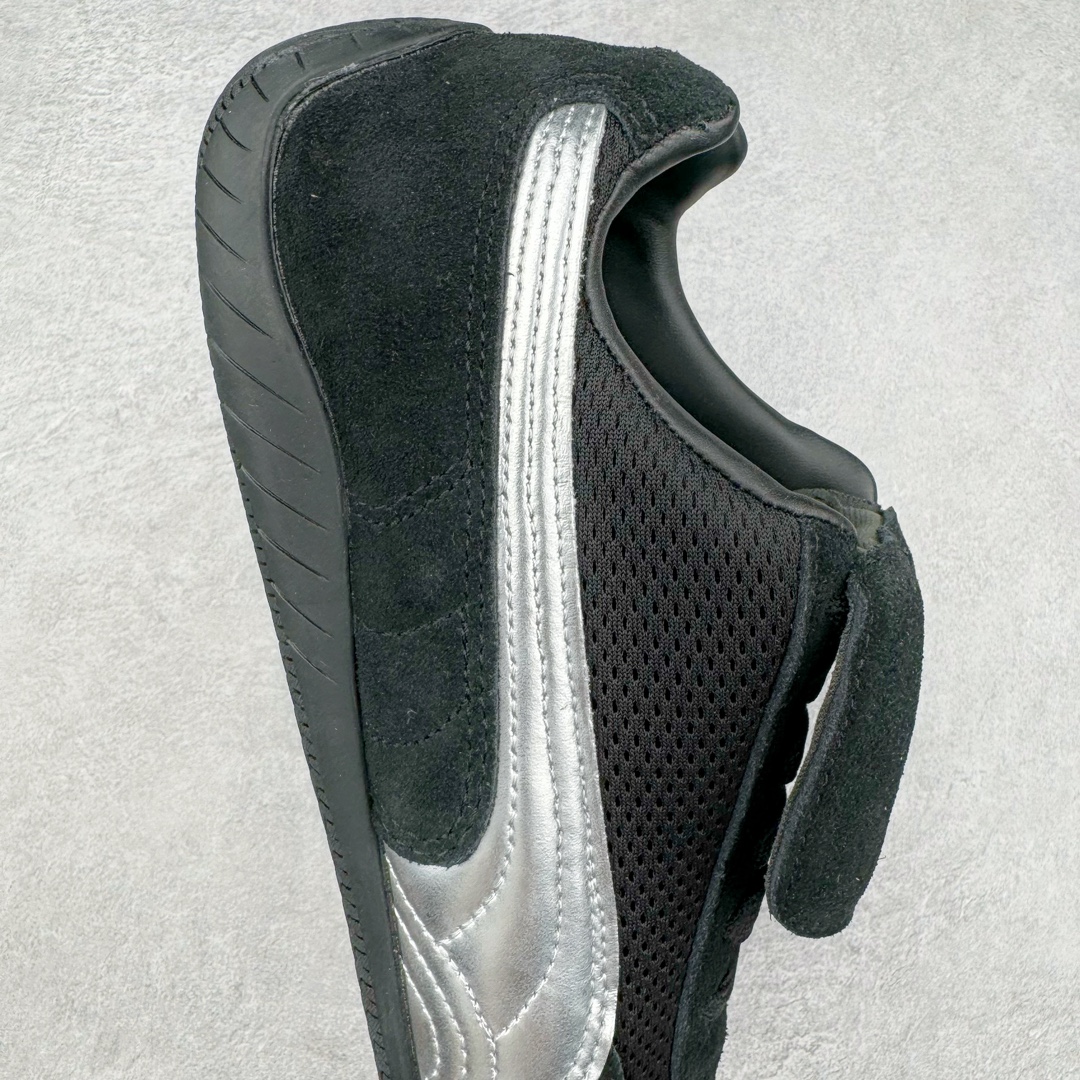 图片[6]-＃HP Open YY x PUMA Speedca OG 彪马极速赛车系列低帮德训风拼接复古百搭休闲运动赛车鞋 OPEN YY x Puma Speedcat 成为韩国 2024 年至今最热鞋款 引发本地玩家排队疯抢 而缔造者之一 OPEN YY 早已席卷韩国时尚圈 并正试图用 联名等方式 将「首尔辣妹美学」带向全球 本次与「首尔辣妹衣柜」 OPEN YY 联名 发售之外还在乐天世界购物中心举办 POP UP 时尚博主纷纷到场打卡 让 Puma 的「IT Shoes」进一步拓展韩国市场，本次共发售 3 款配色 粉金、沙银更受女玩家喜爱 用以搭配裙装、运动裤，黑银则低调前卫 且男码几乎无溢价 而让不少玩家「提前种草」的 则是 OPEN YY 示范的「彩色丝袜 blokette 混搭」配合干燥迷幻的亚文化氛围 成为不少女生的「新搭配指南」POP UP 现场和近两天的社媒上脚图中 不少玩家继续用本次联名 Speedcat 玩转 blokette 并强调 Speedcat 与其他平底运动鞋相比 更加前卫、性感 Speedcat 外 OPEN YY 还将 Puma 的 Tracksuit、复古运动外套等单品 融入自身的「首尔辣妹美学」千禧银、赛车印花设计 颇为符合当下首尔街头日常着装的审美 也同样在发售时受到追捧 尺码：35.5 36 37 37.5 38 38.5 39 40 40.5 41 42 42.5 43 44 44.5 45-选品中心