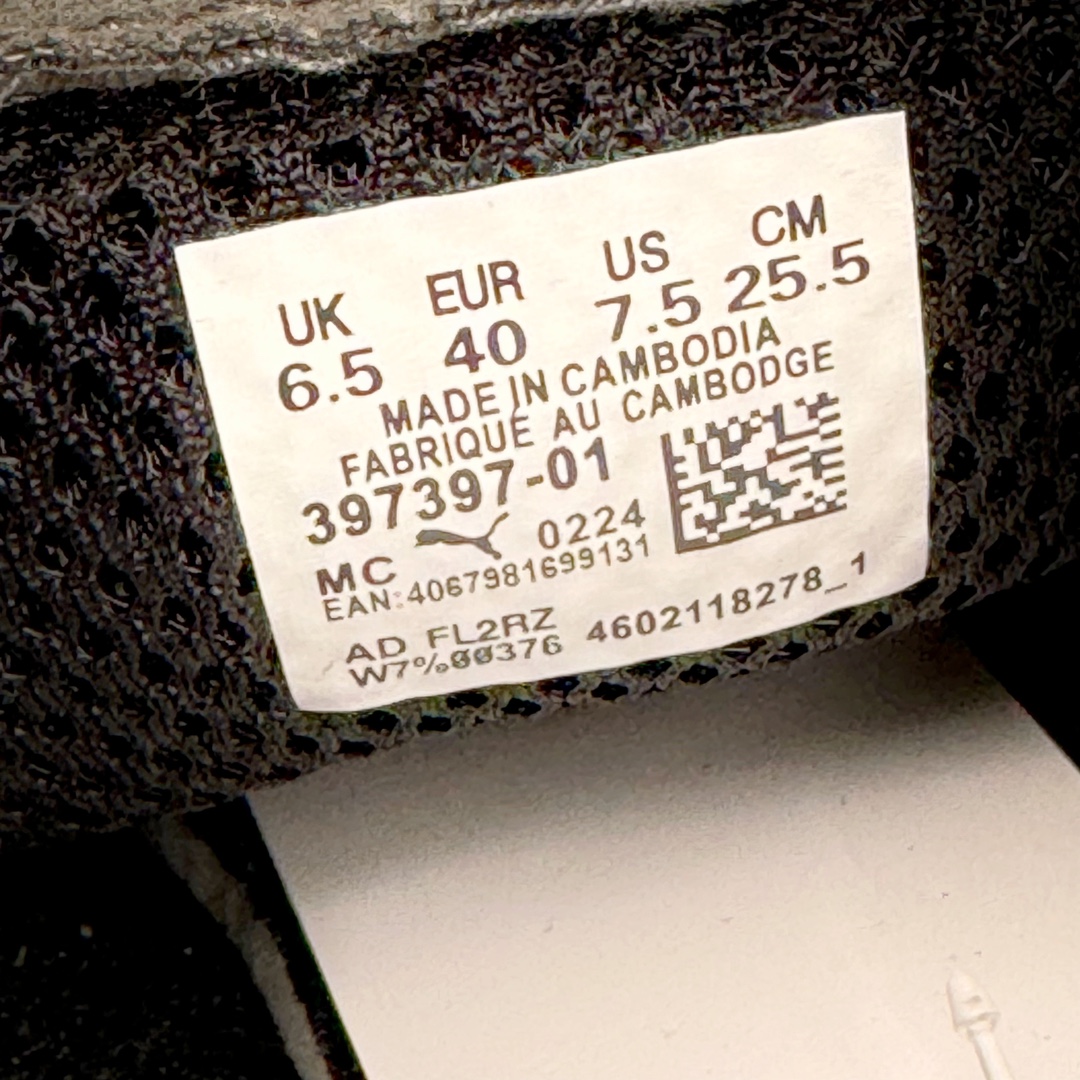 图片[11]-＃HP Open YY x PUMA Speedca OG 彪马极速赛车系列低帮德训风拼接复古百搭休闲运动赛车鞋 OPEN YY x Puma Speedcat 成为韩国 2024 年至今最热鞋款 引发本地玩家排队疯抢 而缔造者之一 OPEN YY 早已席卷韩国时尚圈 并正试图用 联名等方式 将「首尔辣妹美学」带向全球 本次与「首尔辣妹衣柜」 OPEN YY 联名 发售之外还在乐天世界购物中心举办 POP UP 时尚博主纷纷到场打卡 让 Puma 的「IT Shoes」进一步拓展韩国市场，本次共发售 3 款配色 粉金、沙银更受女玩家喜爱 用以搭配裙装、运动裤，黑银则低调前卫 且男码几乎无溢价 而让不少玩家「提前种草」的 则是 OPEN YY 示范的「彩色丝袜 blokette 混搭」配合干燥迷幻的亚文化氛围 成为不少女生的「新搭配指南」POP UP 现场和近两天的社媒上脚图中 不少玩家继续用本次联名 Speedcat 玩转 blokette 并强调 Speedcat 与其他平底运动鞋相比 更加前卫、性感 Speedcat 外 OPEN YY 还将 Puma 的 Tracksuit、复古运动外套等单品 融入自身的「首尔辣妹美学」千禧银、赛车印花设计 颇为符合当下首尔街头日常着装的审美 也同样在发售时受到追捧 尺码：35.5 36 37 37.5 38 38.5 39 40 40.5 41 42 42.5 43 44 44.5 45-选品中心