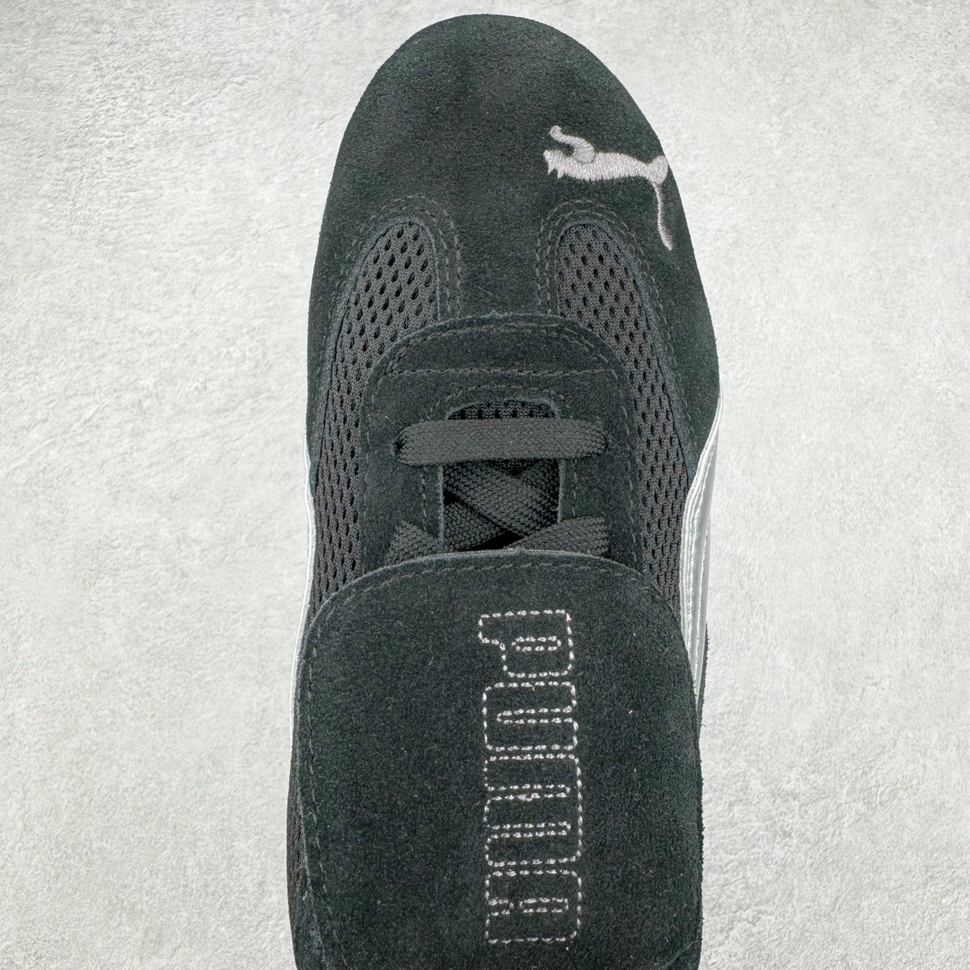 图片[4]-＃HP Open YY x PUMA Speedca OG 彪马极速赛车系列低帮德训风拼接复古百搭休闲运动赛车鞋 OPEN YY x Puma Speedcat 成为韩国 2024 年至今最热鞋款 引发本地玩家排队疯抢 而缔造者之一 OPEN YY 早已席卷韩国时尚圈 并正试图用 联名等方式 将「首尔辣妹美学」带向全球 本次与「首尔辣妹衣柜」 OPEN YY 联名 发售之外还在乐天世界购物中心举办 POP UP 时尚博主纷纷到场打卡 让 Puma 的「IT Shoes」进一步拓展韩国市场，本次共发售 3 款配色 粉金、沙银更受女玩家喜爱 用以搭配裙装、运动裤，黑银则低调前卫 且男码几乎无溢价 而让不少玩家「提前种草」的 则是 OPEN YY 示范的「彩色丝袜 blokette 混搭」配合干燥迷幻的亚文化氛围 成为不少女生的「新搭配指南」POP UP 现场和近两天的社媒上脚图中 不少玩家继续用本次联名 Speedcat 玩转 blokette 并强调 Speedcat 与其他平底运动鞋相比 更加前卫、性感 Speedcat 外 OPEN YY 还将 Puma 的 Tracksuit、复古运动外套等单品 融入自身的「首尔辣妹美学」千禧银、赛车印花设计 颇为符合当下首尔街头日常着装的审美 也同样在发售时受到追捧 尺码：35.5 36 37 37.5 38 38.5 39 40 40.5 41 42 42.5 43 44 44.5 45-选品中心