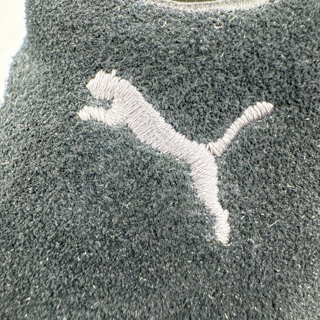 图片[8]-＃HP Open YY x PUMA Speedca OG 彪马极速赛车系列低帮德训风拼接复古百搭休闲运动赛车鞋 OPEN YY x Puma Speedcat 成为韩国 2024 年至今最热鞋款 引发本地玩家排队疯抢 而缔造者之一 OPEN YY 早已席卷韩国时尚圈 并正试图用 联名等方式 将「首尔辣妹美学」带向全球 本次与「首尔辣妹衣柜」 OPEN YY 联名 发售之外还在乐天世界购物中心举办 POP UP 时尚博主纷纷到场打卡 让 Puma 的「IT Shoes」进一步拓展韩国市场，本次共发售 3 款配色 粉金、沙银更受女玩家喜爱 用以搭配裙装、运动裤，黑银则低调前卫 且男码几乎无溢价 而让不少玩家「提前种草」的 则是 OPEN YY 示范的「彩色丝袜 blokette 混搭」配合干燥迷幻的亚文化氛围 成为不少女生的「新搭配指南」POP UP 现场和近两天的社媒上脚图中 不少玩家继续用本次联名 Speedcat 玩转 blokette 并强调 Speedcat 与其他平底运动鞋相比 更加前卫、性感 Speedcat 外 OPEN YY 还将 Puma 的 Tracksuit、复古运动外套等单品 融入自身的「首尔辣妹美学」千禧银、赛车印花设计 颇为符合当下首尔街头日常着装的审美 也同样在发售时受到追捧 尺码：35.5 36 37 37.5 38 38.5 39 40 40.5 41 42 42.5 43 44 44.5 45-选品中心